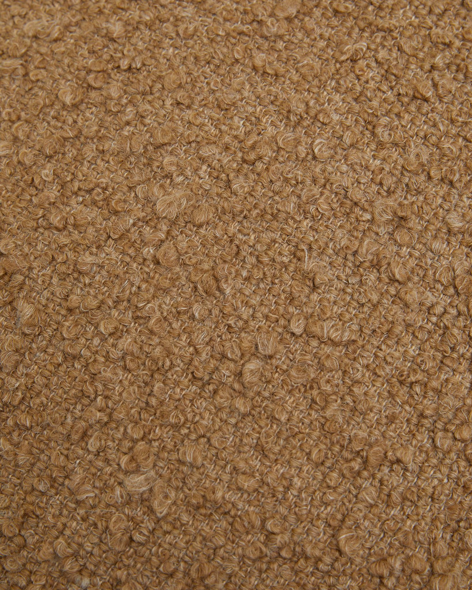 Cuscino Bouclé classico in misto lana e lino Bambi in colore cammello.
Dimensioni 60x60 cm
Realizzato a mano in Svezia.

Composizione anteriore: 51%WO, 22%LI, 16%PL, 11% CO. Prodotto in Italia
Composizione posteriore: 39%CO, 24%VI, 16%WO, 12%PL, 9%