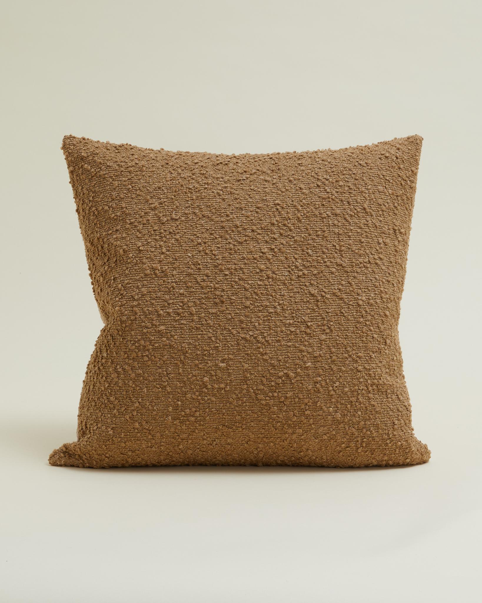 Moderno Cuscino Bouclé classico in misto lana e lino di colore cammello 60x60 cm in vendita