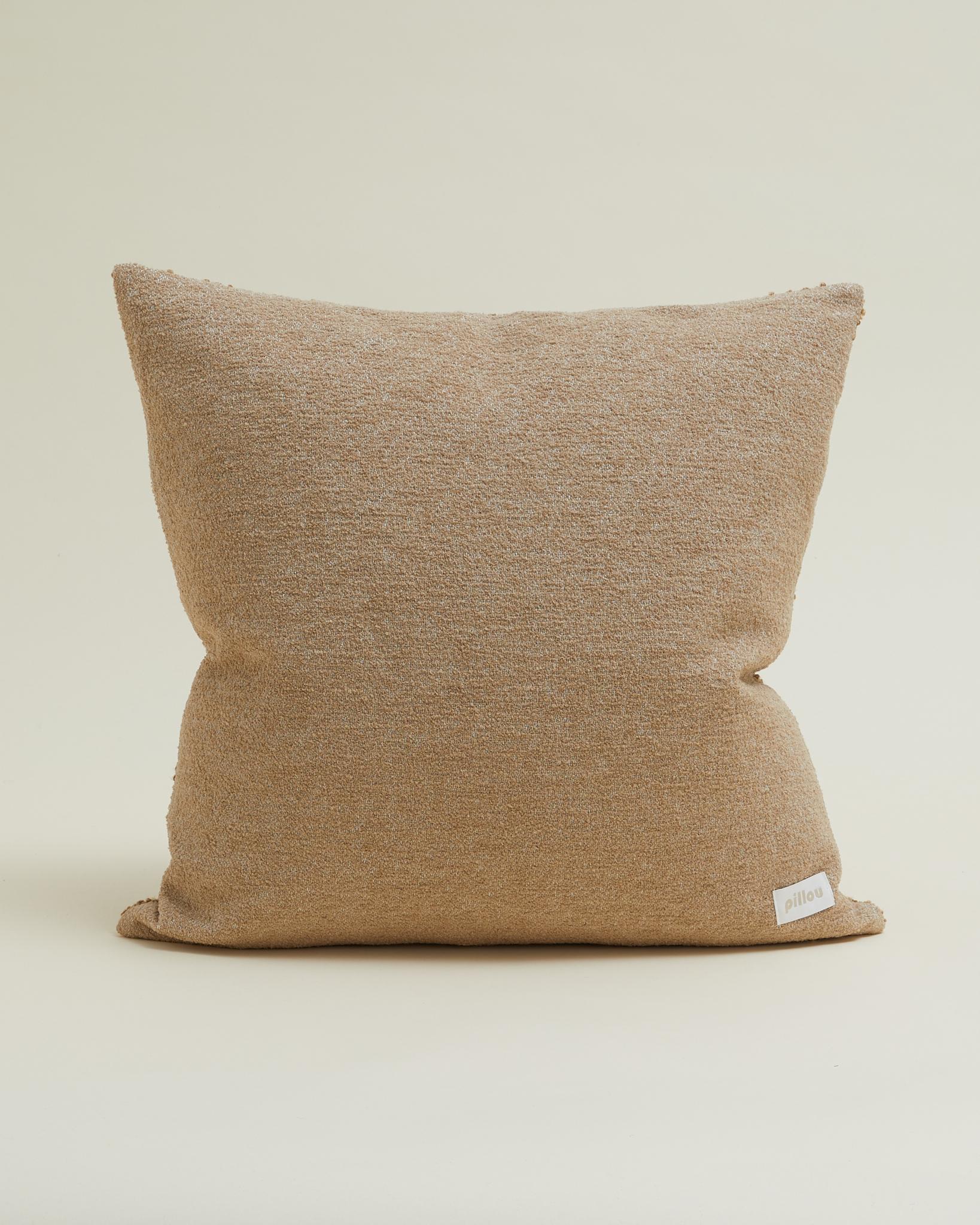 Svedese Cuscino Bouclé classico in misto lana e lino di colore cammello 60x60 cm in vendita
