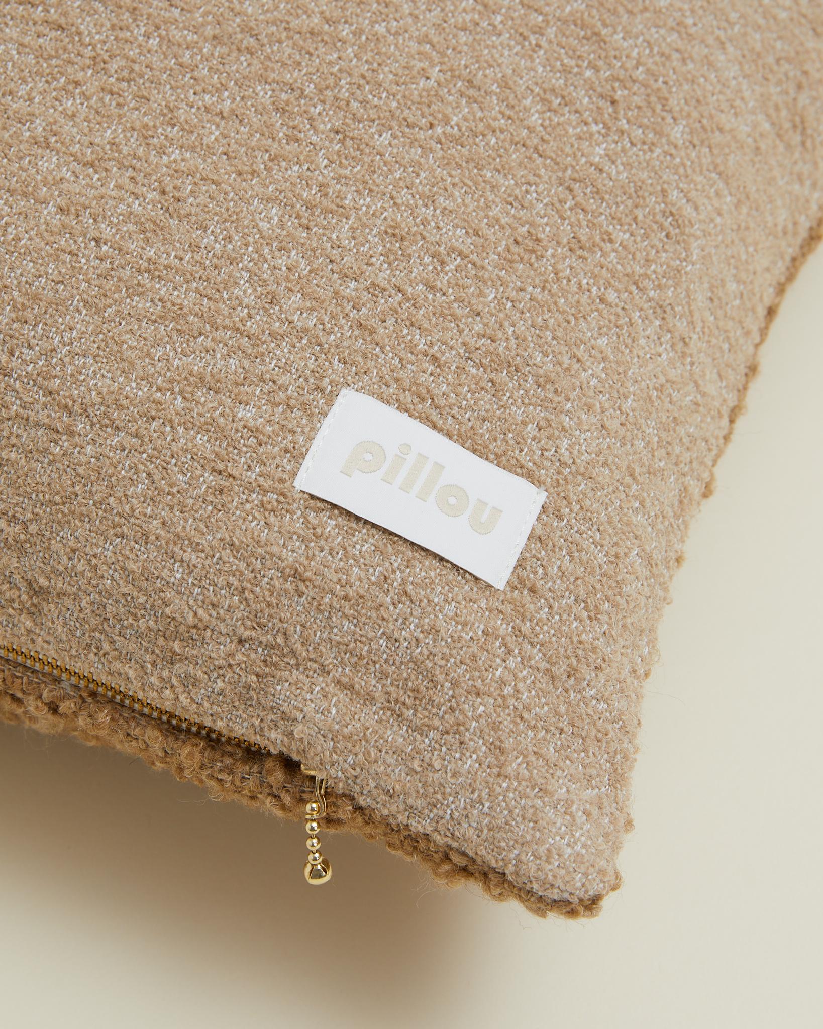 Tessuto Cuscino Bouclé classico in misto lana e lino di colore cammello 60x60 cm in vendita