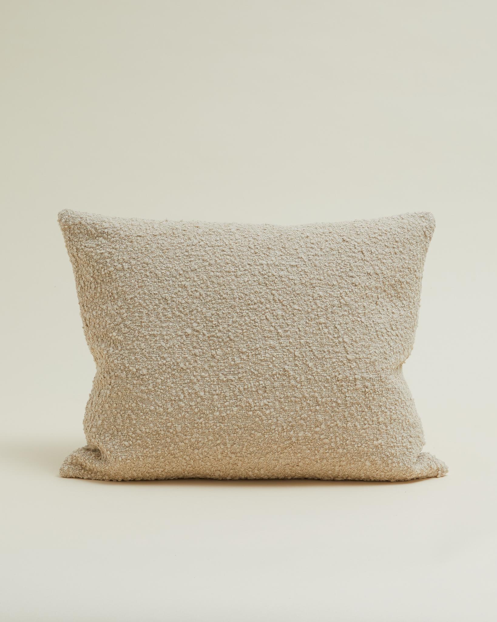 Svedese Cuscino Bouclé classico in misto lana e lino di colore beige chiaro 60x50 cm. in vendita