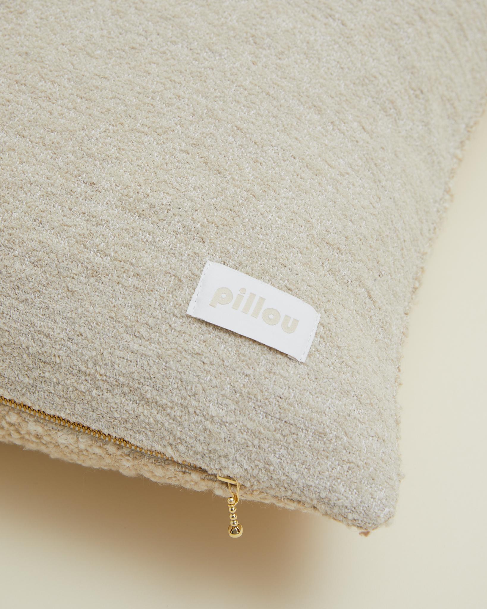 Tessuto Cuscino Bouclé classico in misto lana e lino di colore beige chiaro 60x50 cm. in vendita