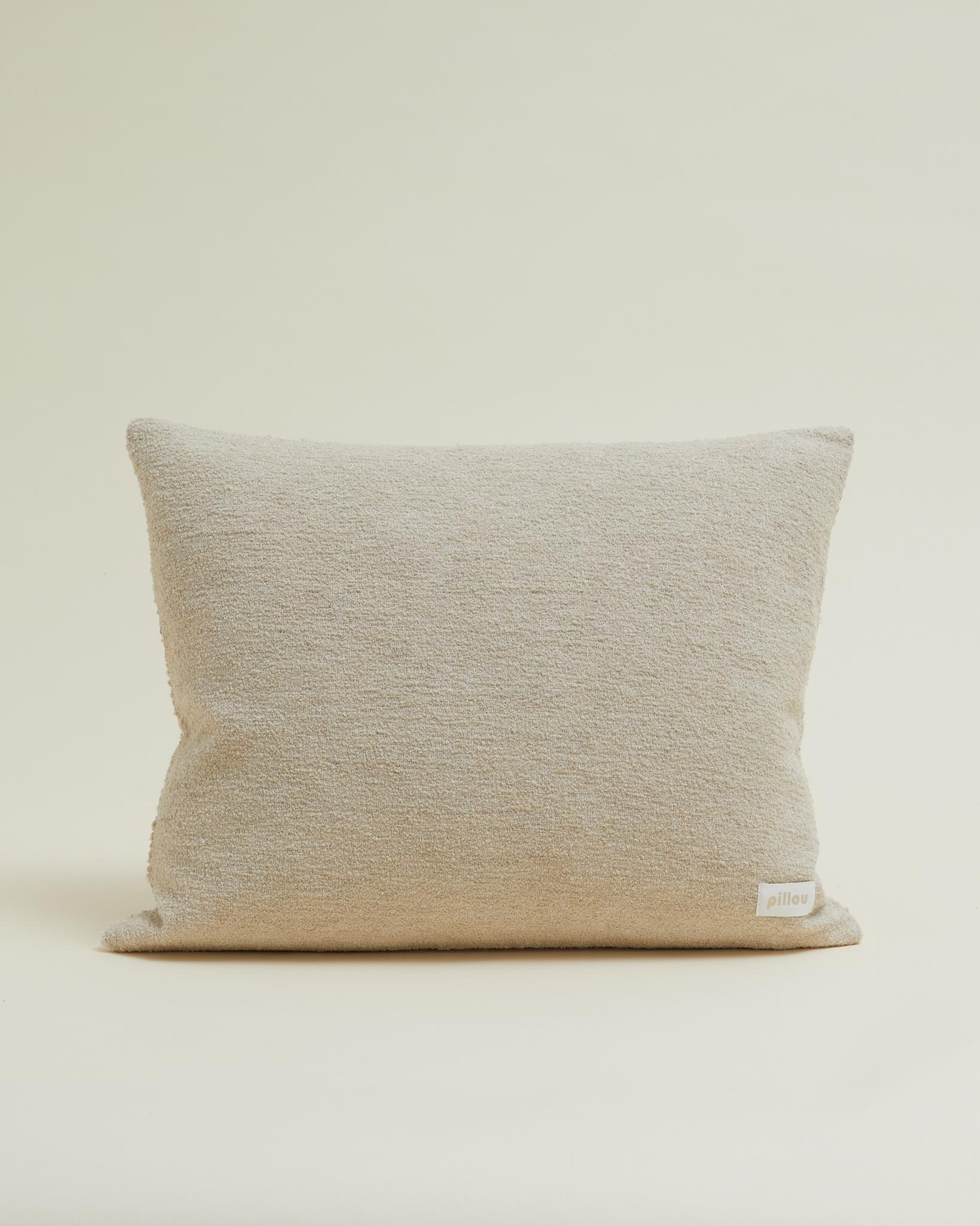 Cuscino Bouclé classico in misto lana e lino di colore beige chiaro 60x50 cm. In condizioni Nuovo in vendita a Stockholm, SE