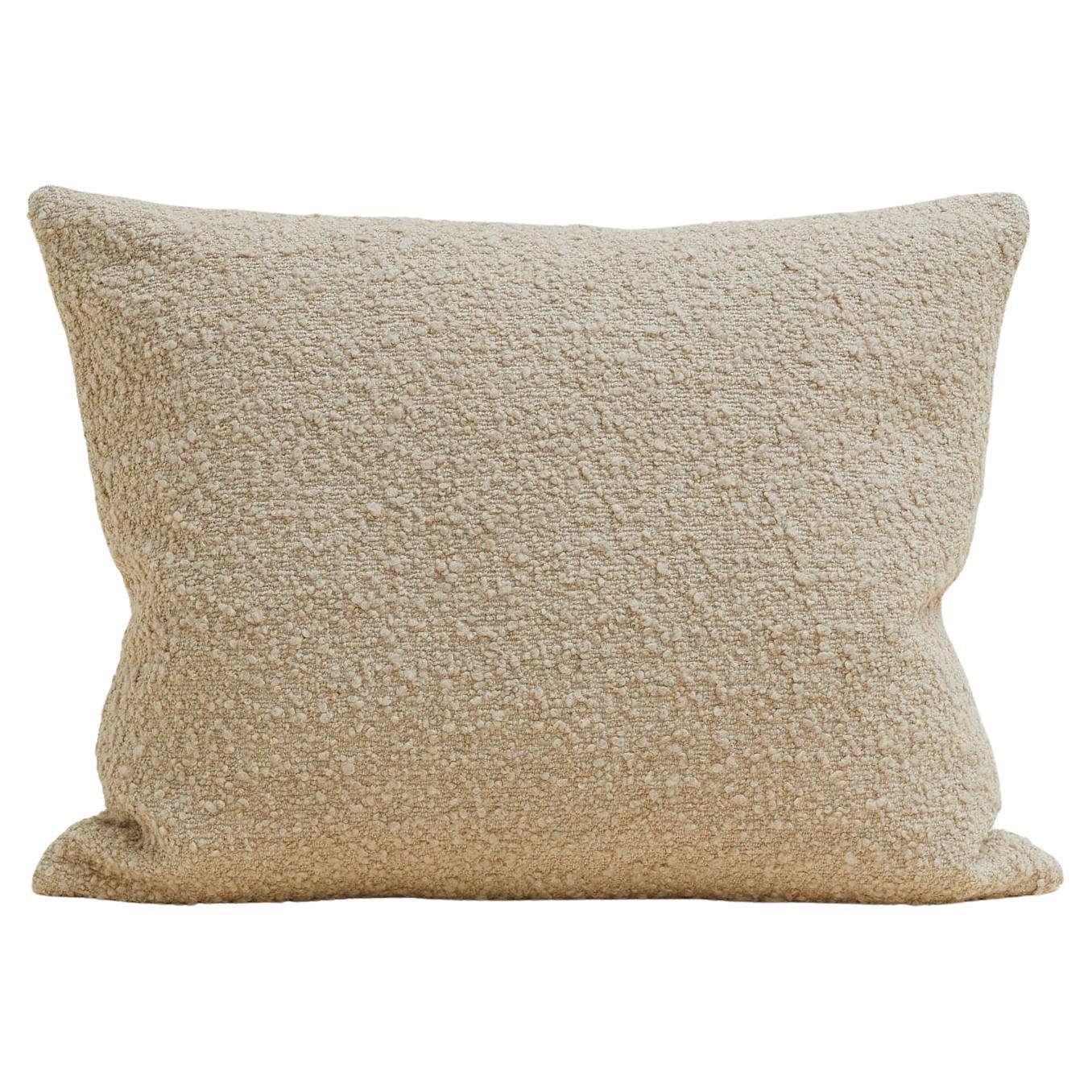 Cuscino Bouclé classico in misto lana e lino di colore beige chiaro 60x50 cm.