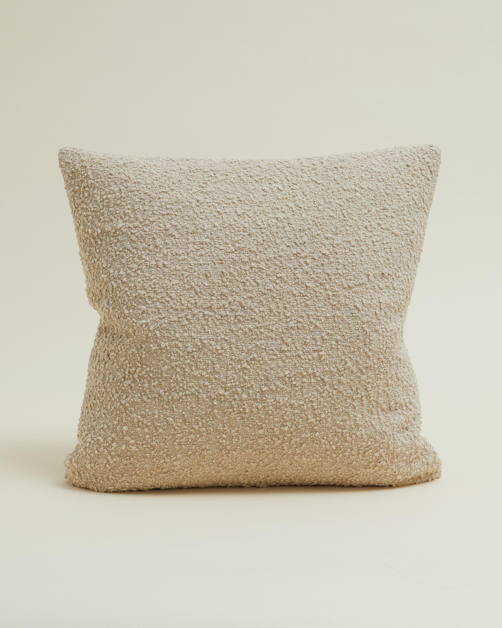 Moderno Cuscino Bouclé classico in misto lana e lino di colore beige chiaro 60x60 cm. in vendita
