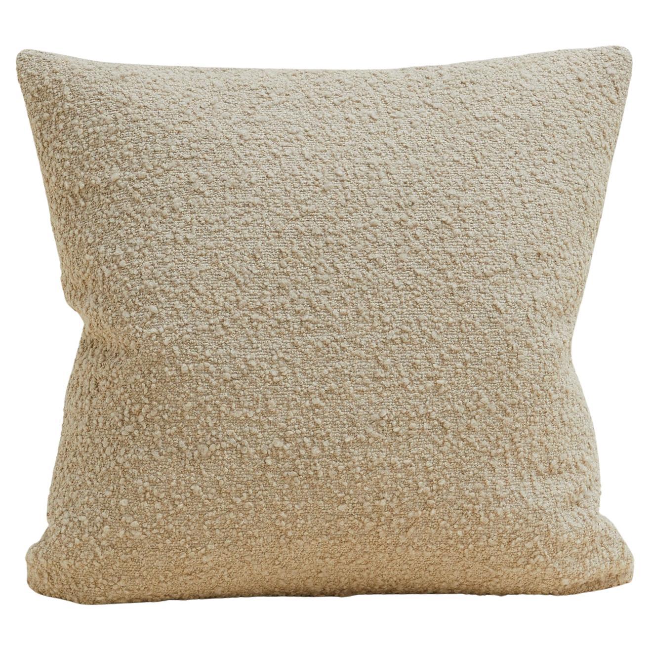 Cuscino Bouclé classico in misto lana e lino di colore beige chiaro 60x60 cm.