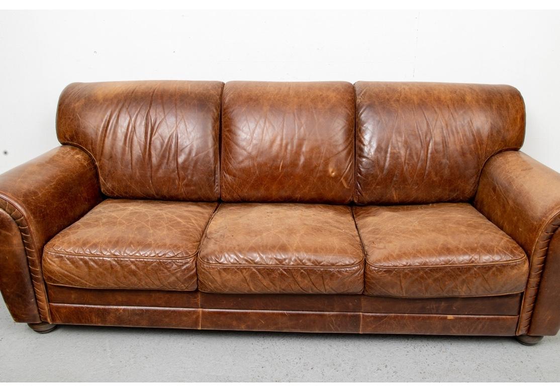 Classic Worn Leather Dreisitzer-Sofa (Hollywood Regency) im Angebot