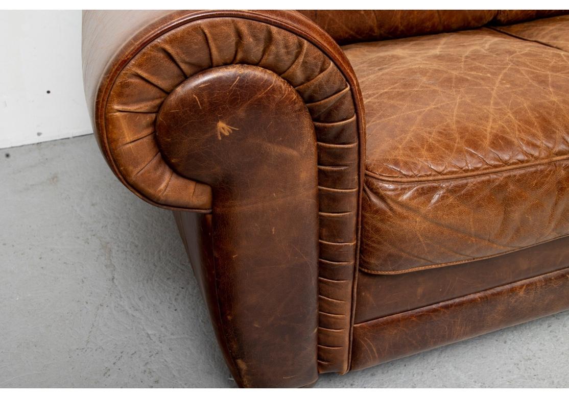 Classic Worn Leather Dreisitzer-Sofa im Zustand „Starke Gebrauchsspuren“ im Angebot in Bridgeport, CT