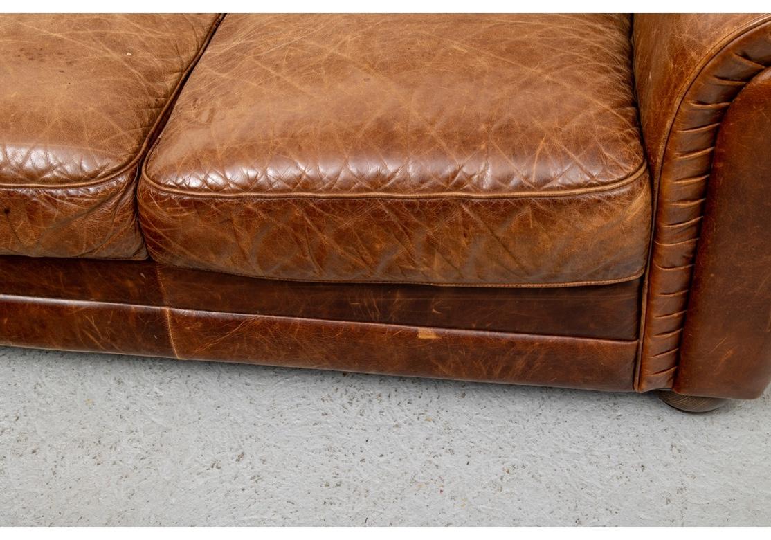 Classic Worn Leather Dreisitzer-Sofa (20. Jahrhundert) im Angebot