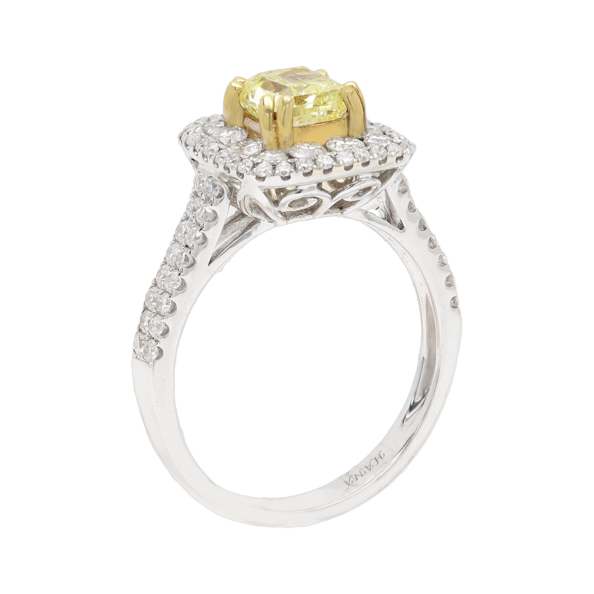 Anello con diamante giallo
Oro bianco e giallo 18k, peso circa 7 grammi.
Diamante giallo centrale Nature circa  1,07 carati (5x6mm)
Diamanti bianchi naturali di circa 0.88 carati H. H+I
nel complesso molto bello e brillante.
+Bella confezione