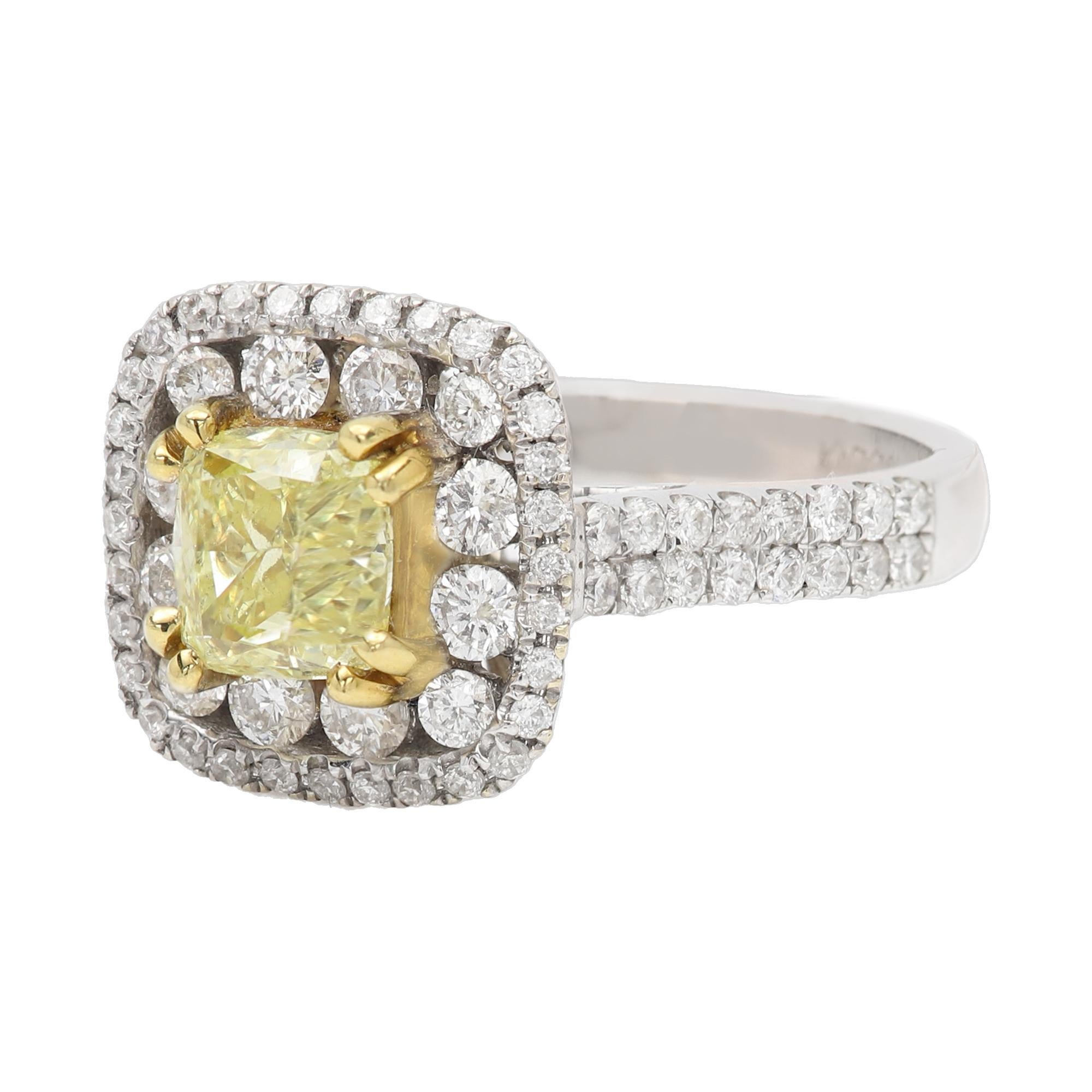 Taglio cuscino Anello classico con diamante giallo in oro 18 carati in vendita