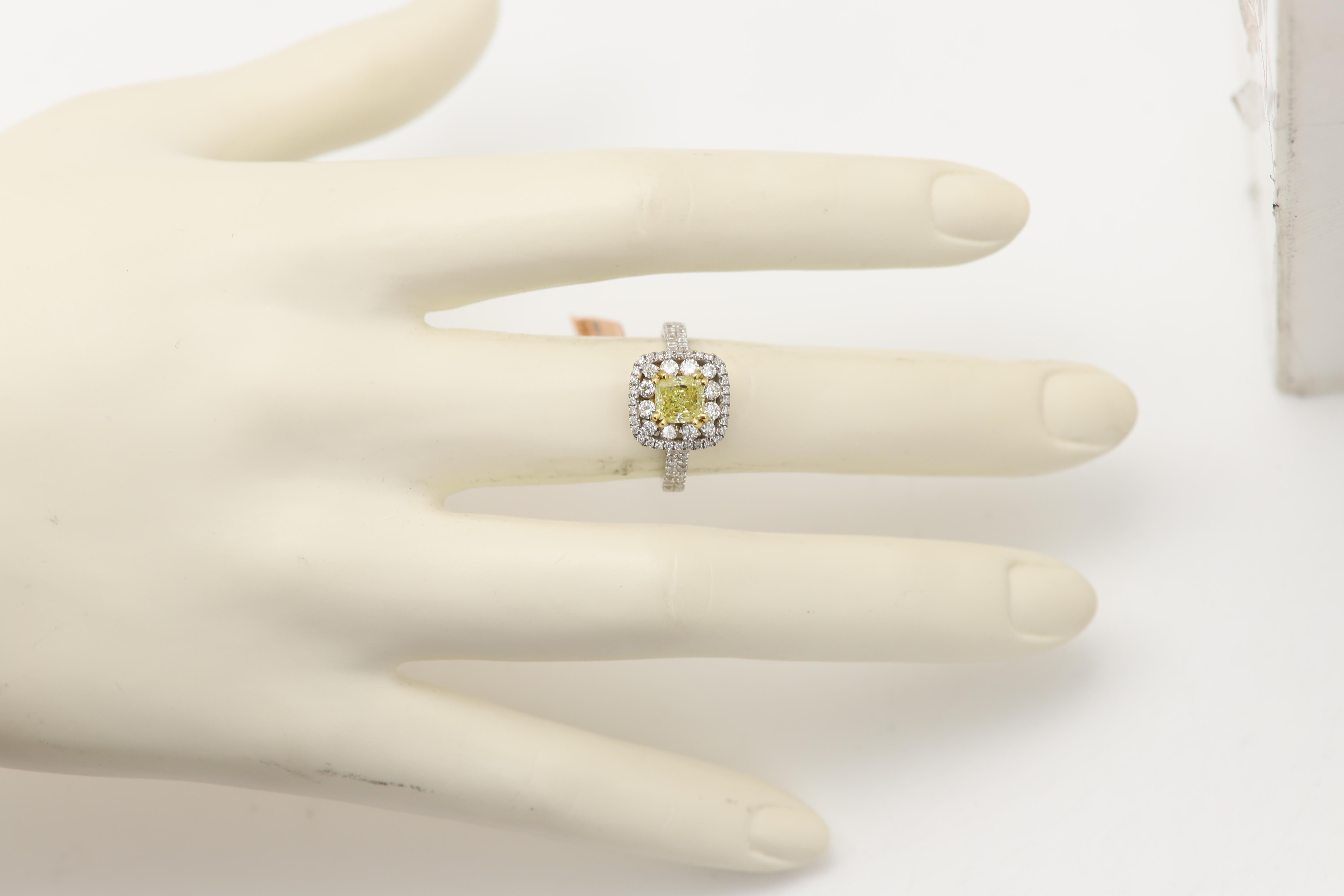 Anello classico con diamante giallo in oro 18 carati In condizioni Nuovo in vendita a Brooklyn, NY