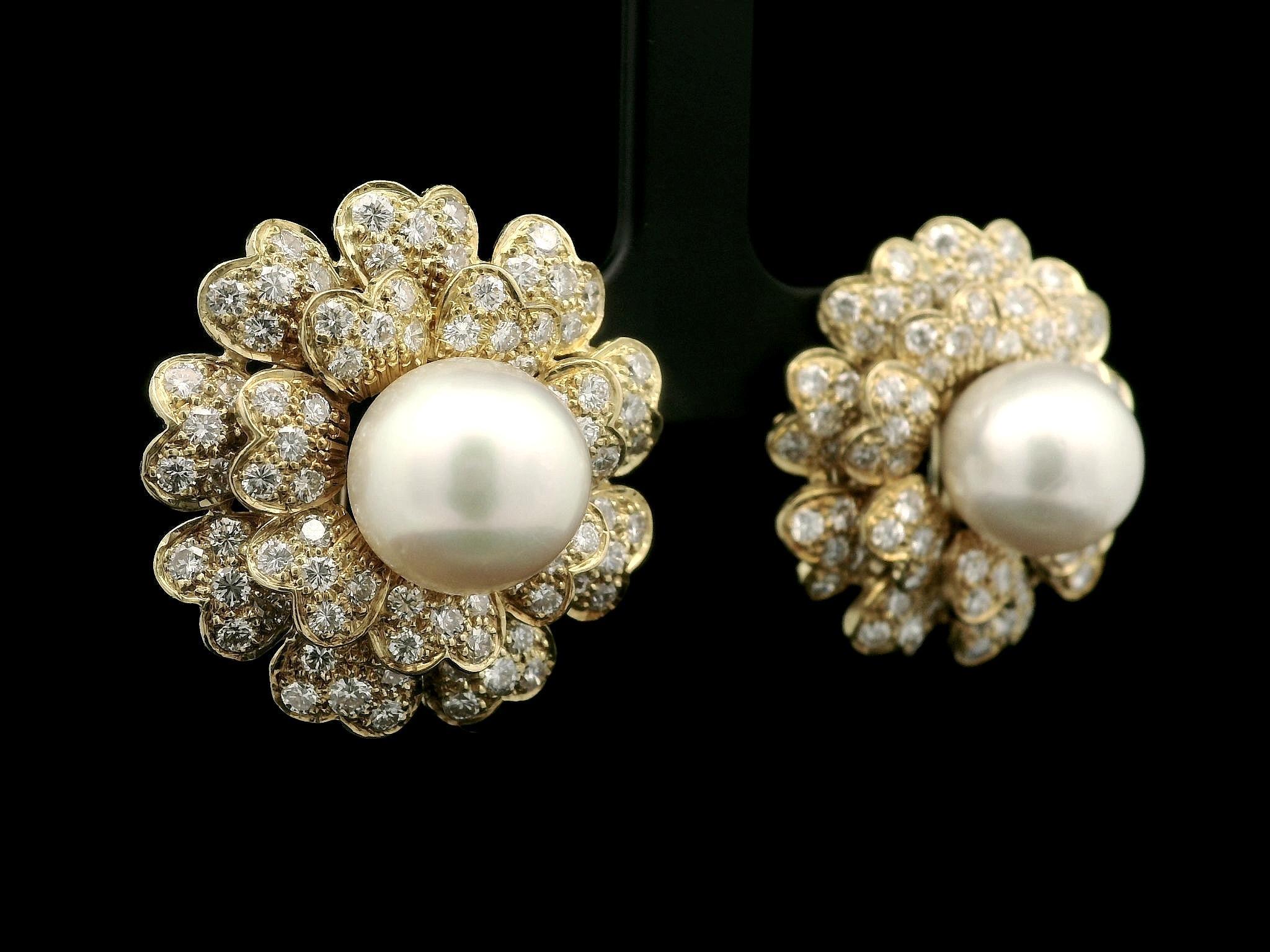 Boucles d'oreilles Omega en or jaune classique avec perles de 11,2 mm et diamants de 5ctw en forme de fleurs superposées en vente 5