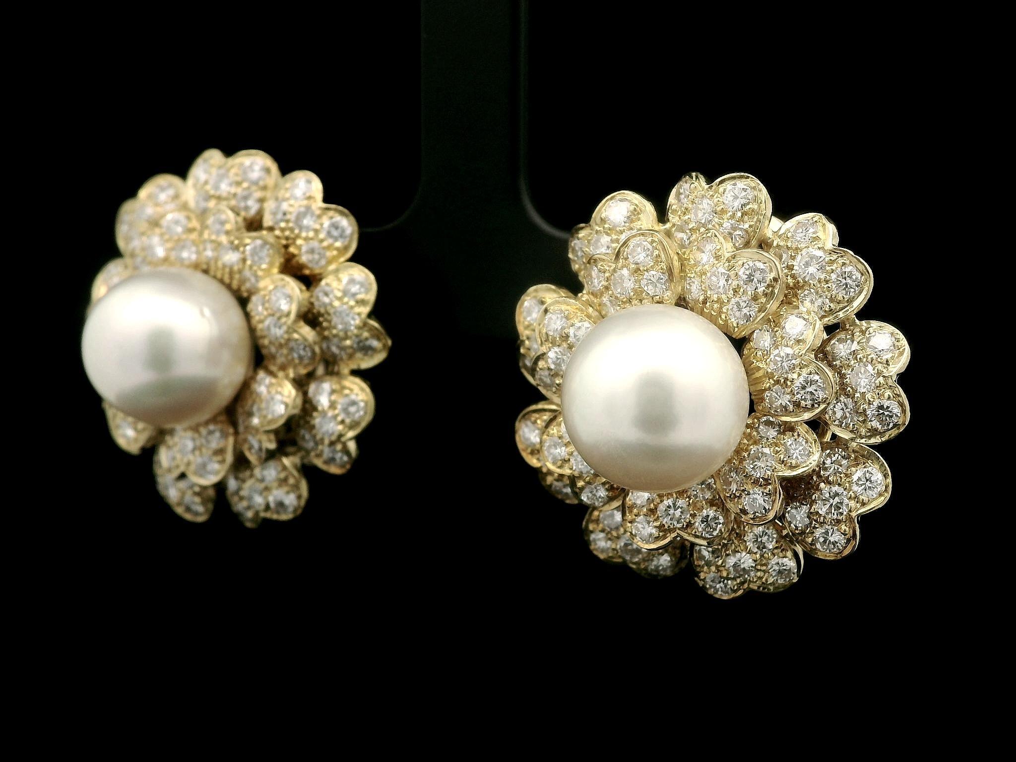 Boucles d'oreilles Omega en or jaune classique avec perles de 11,2 mm et diamants de 5ctw en forme de fleurs superposées en vente 6