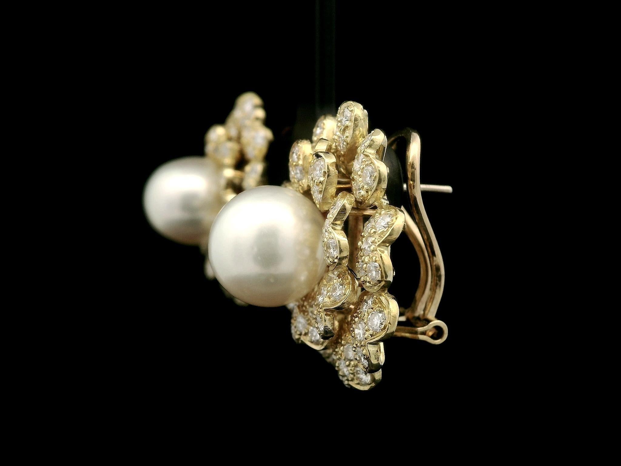 Boucles d'oreilles Omega en or jaune classique avec perles de 11,2 mm et diamants de 5ctw en forme de fleurs superposées en vente 7