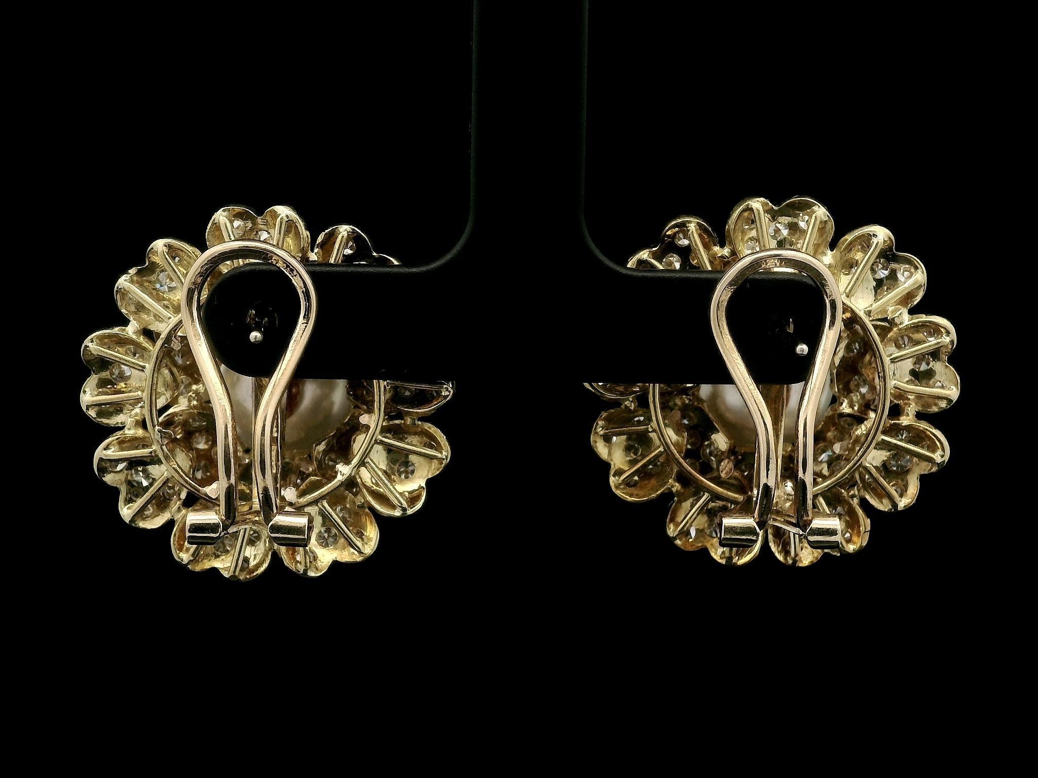 Boucles d'oreilles Omega en or jaune classique avec perles de 11,2 mm et diamants de 5ctw en forme de fleurs superposées en vente 8