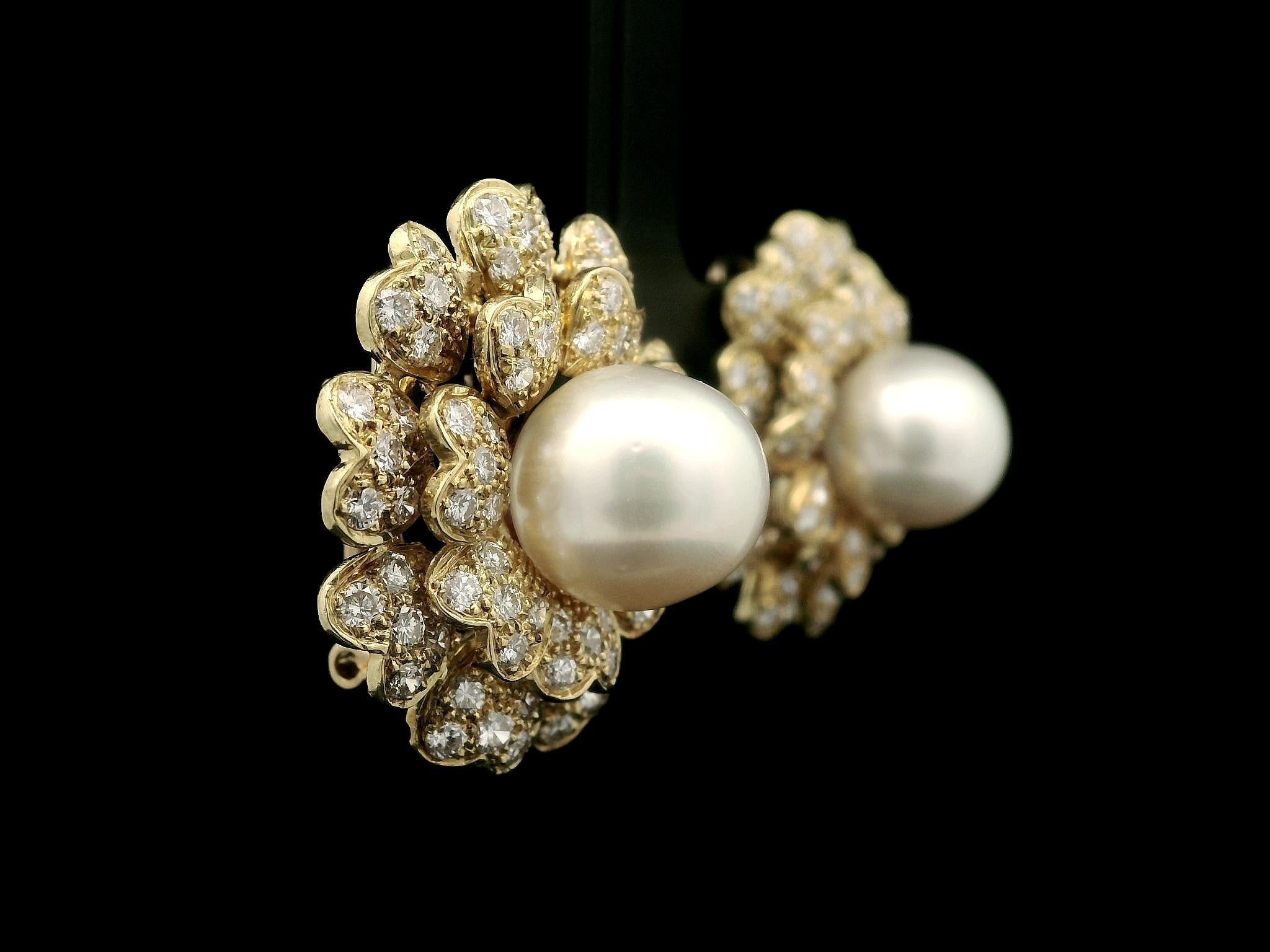 Boucles d'oreilles Omega en or jaune classique avec perles de 11,2 mm et diamants de 5ctw en forme de fleurs superposées en vente 9