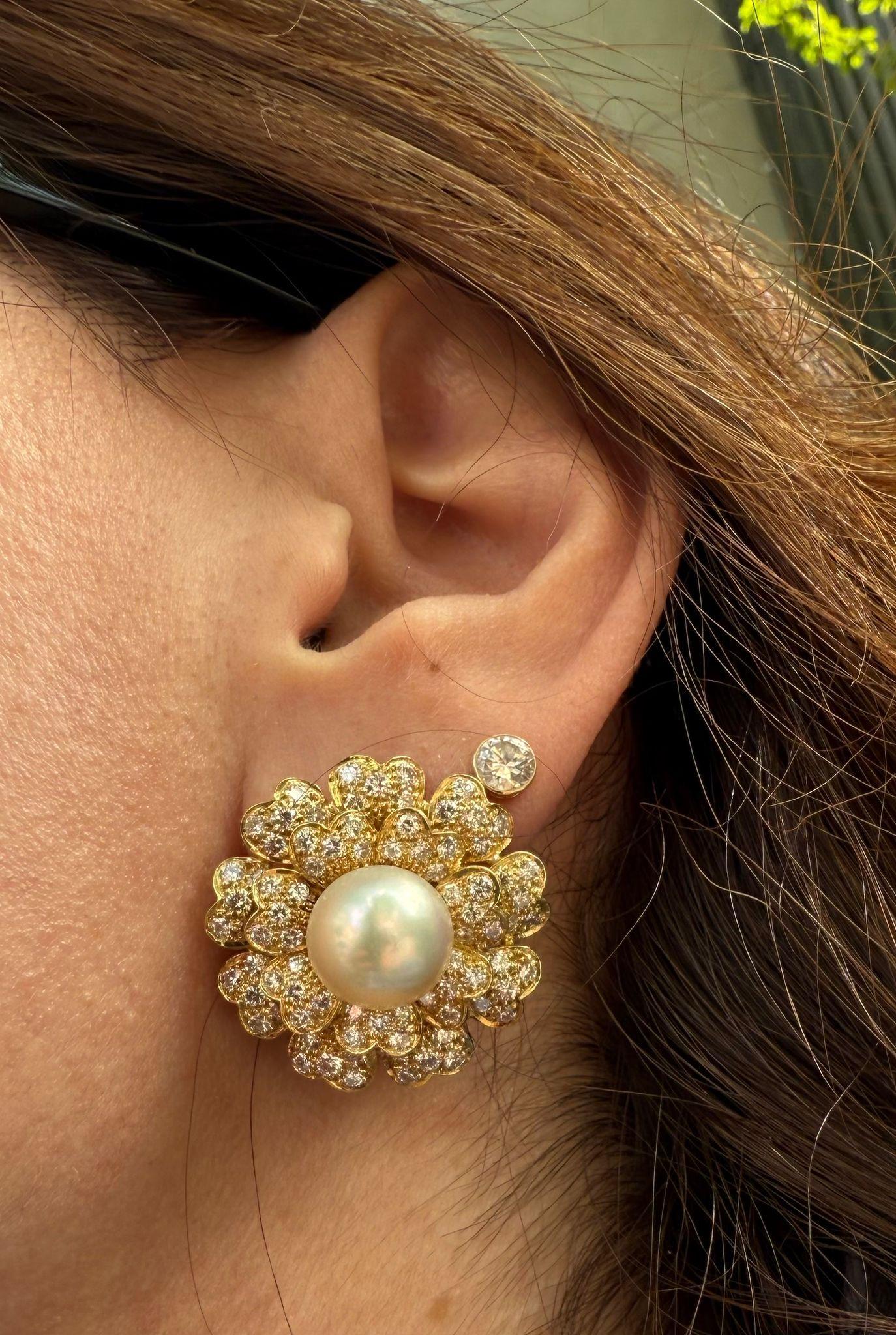 --Sons:--
2 Perles de Culture Authentiques - Bouton de forme ronde - Couleur blanche avec dominante rose - 11.2mm chacune approx.
160 diamants naturels authentiques - taille ronde brillante - sertis en pavé - très beaux diamants - couleur F/G -