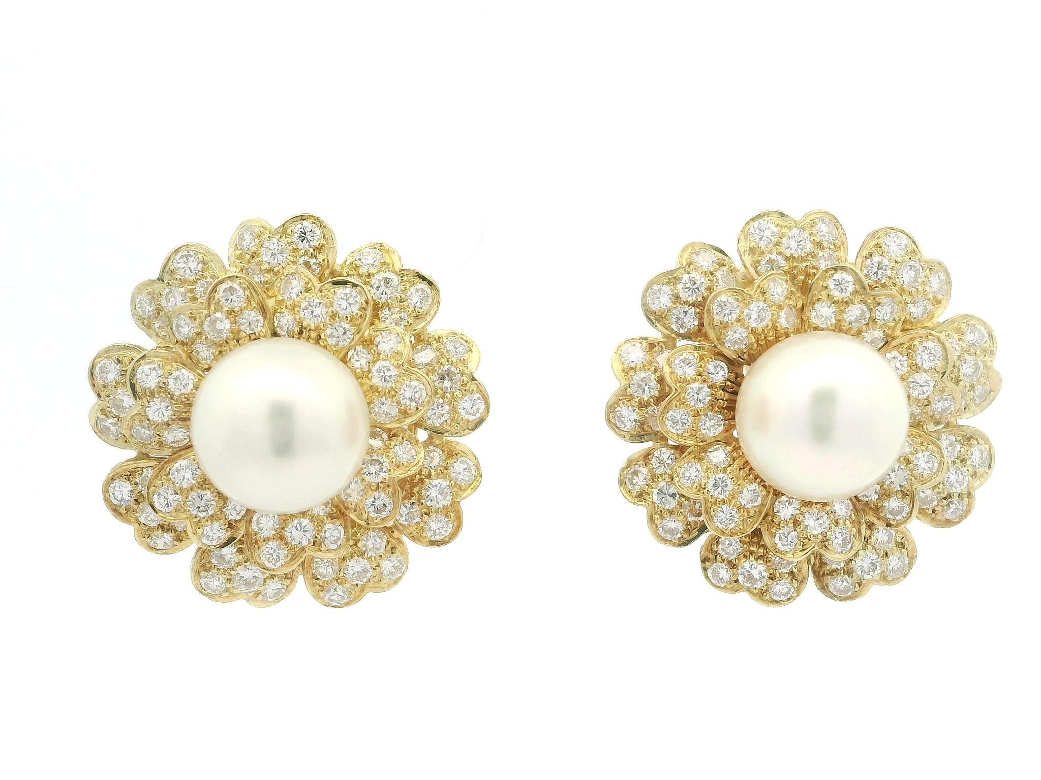 Taille ronde Boucles d'oreilles Omega en or jaune classique avec perles de 11,2 mm et diamants de 5ctw en forme de fleurs superposées en vente