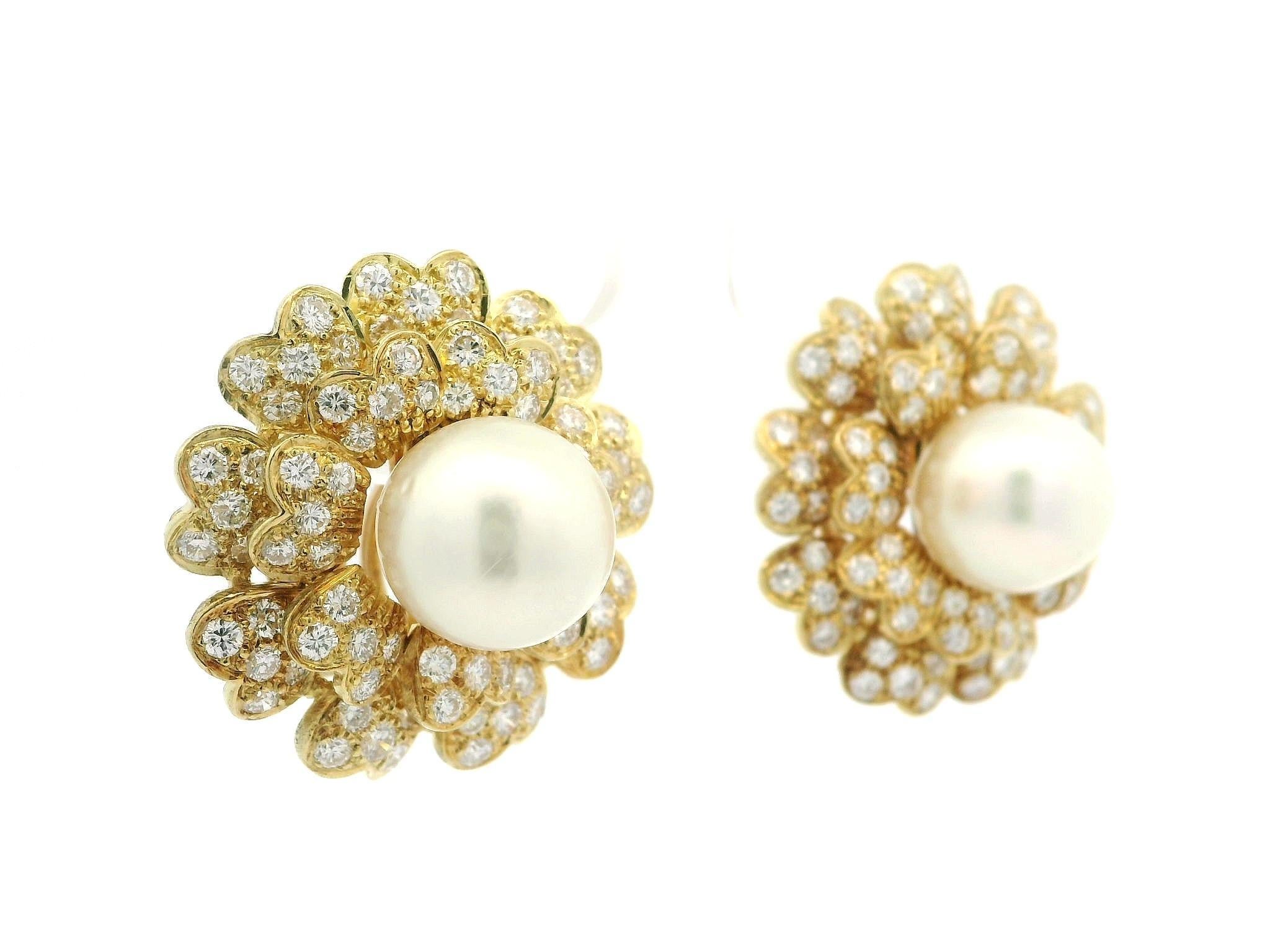 Boucles d'oreilles Omega en or jaune classique avec perles de 11,2 mm et diamants de 5ctw en forme de fleurs superposées Excellent état - En vente à Montclair, NJ