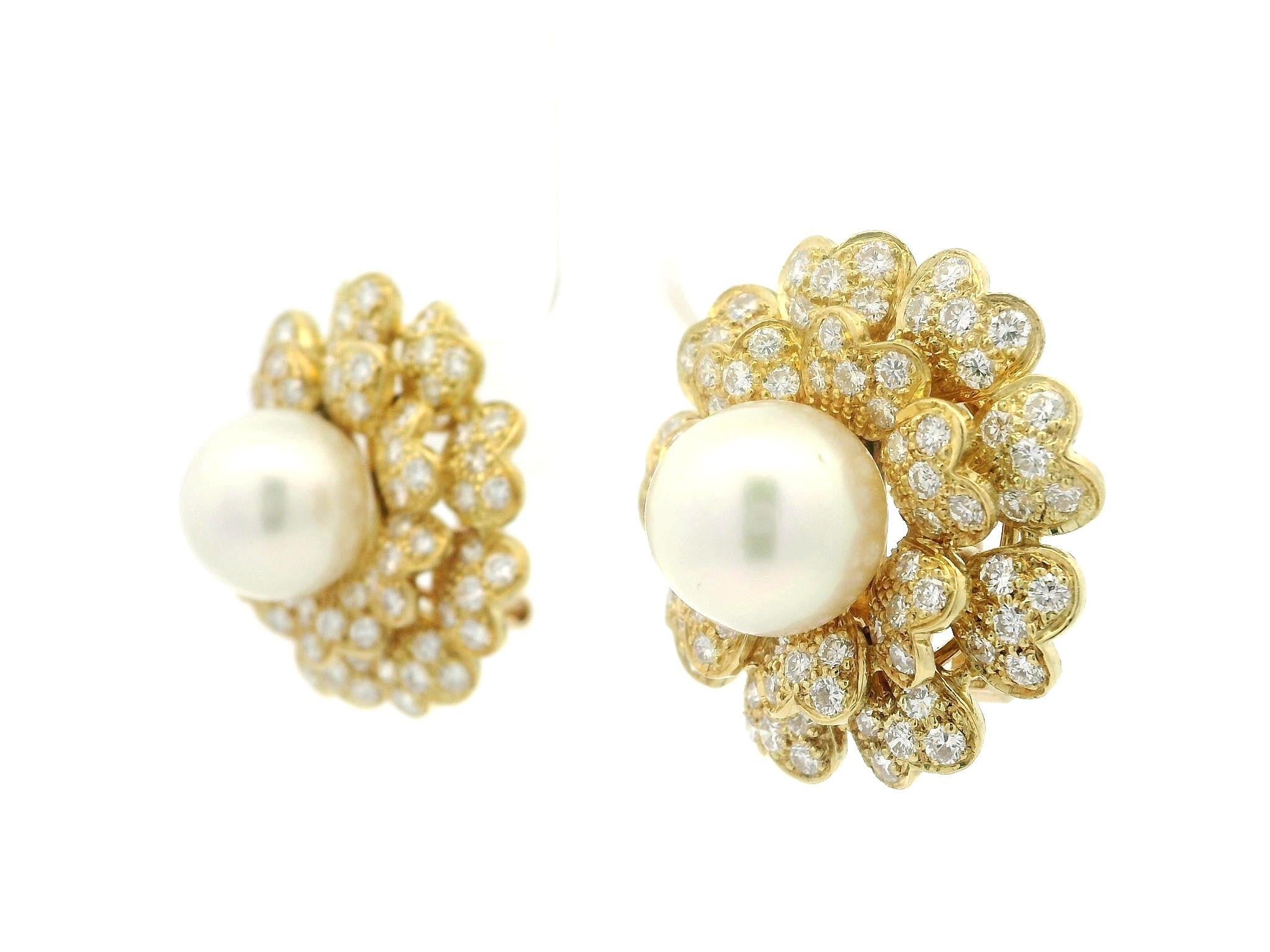 Boucles d'oreilles Omega en or jaune classique avec perles de 11,2 mm et diamants de 5ctw en forme de fleurs superposées Pour femmes en vente