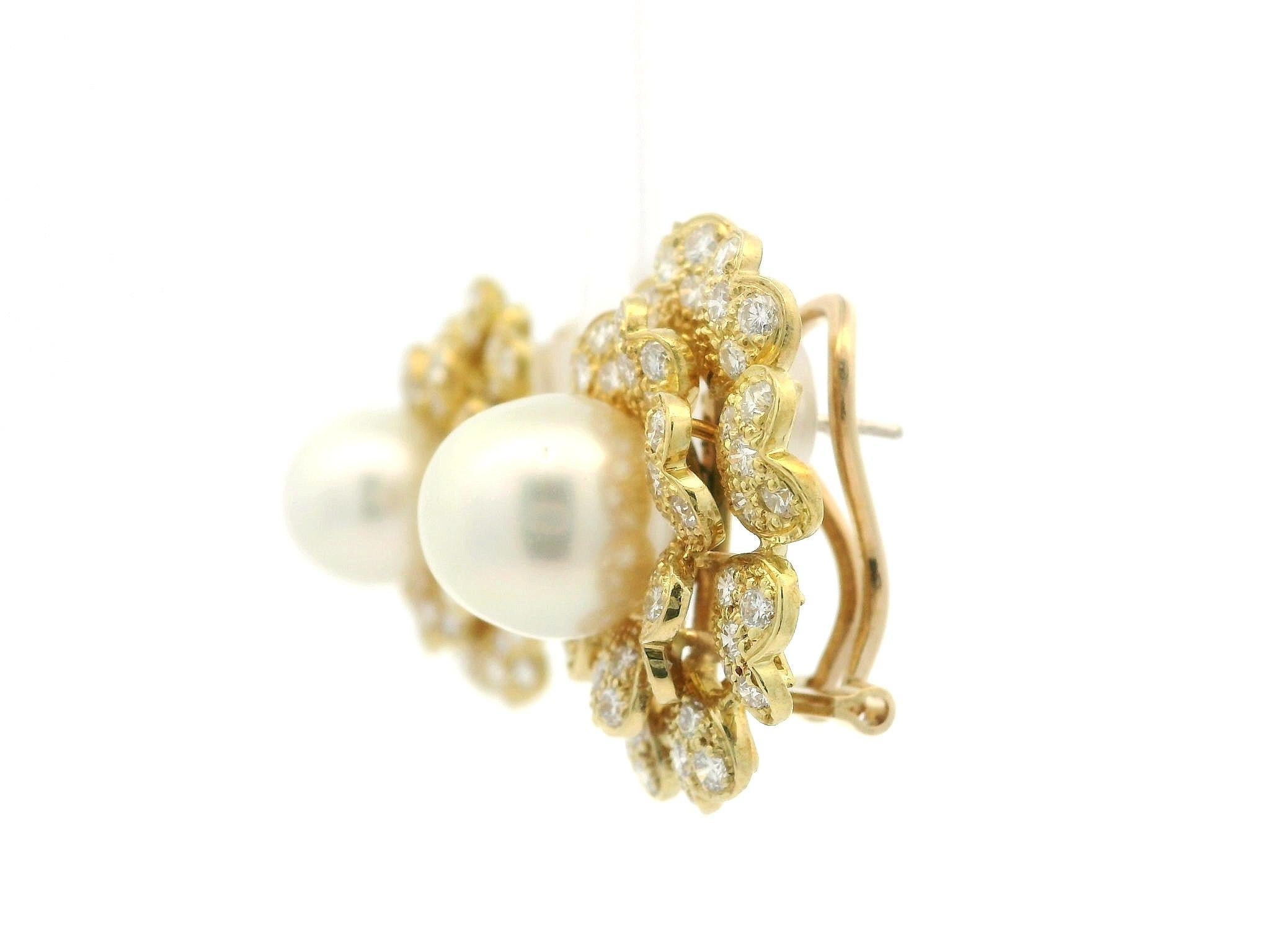 Boucles d'oreilles Omega en or jaune classique avec perles de 11,2 mm et diamants de 5ctw en forme de fleurs superposées en vente 1