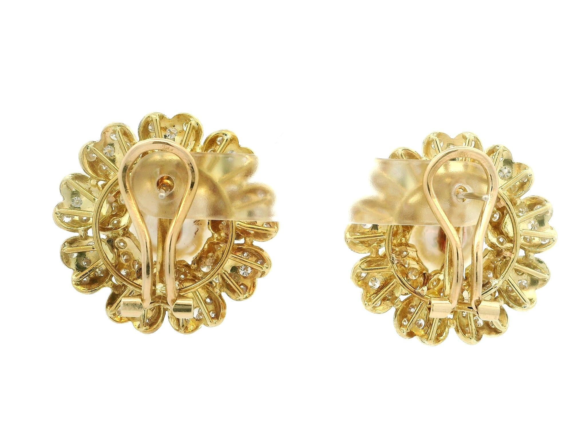 Boucles d'oreilles Omega en or jaune classique avec perles de 11,2 mm et diamants de 5ctw en forme de fleurs superposées en vente 2