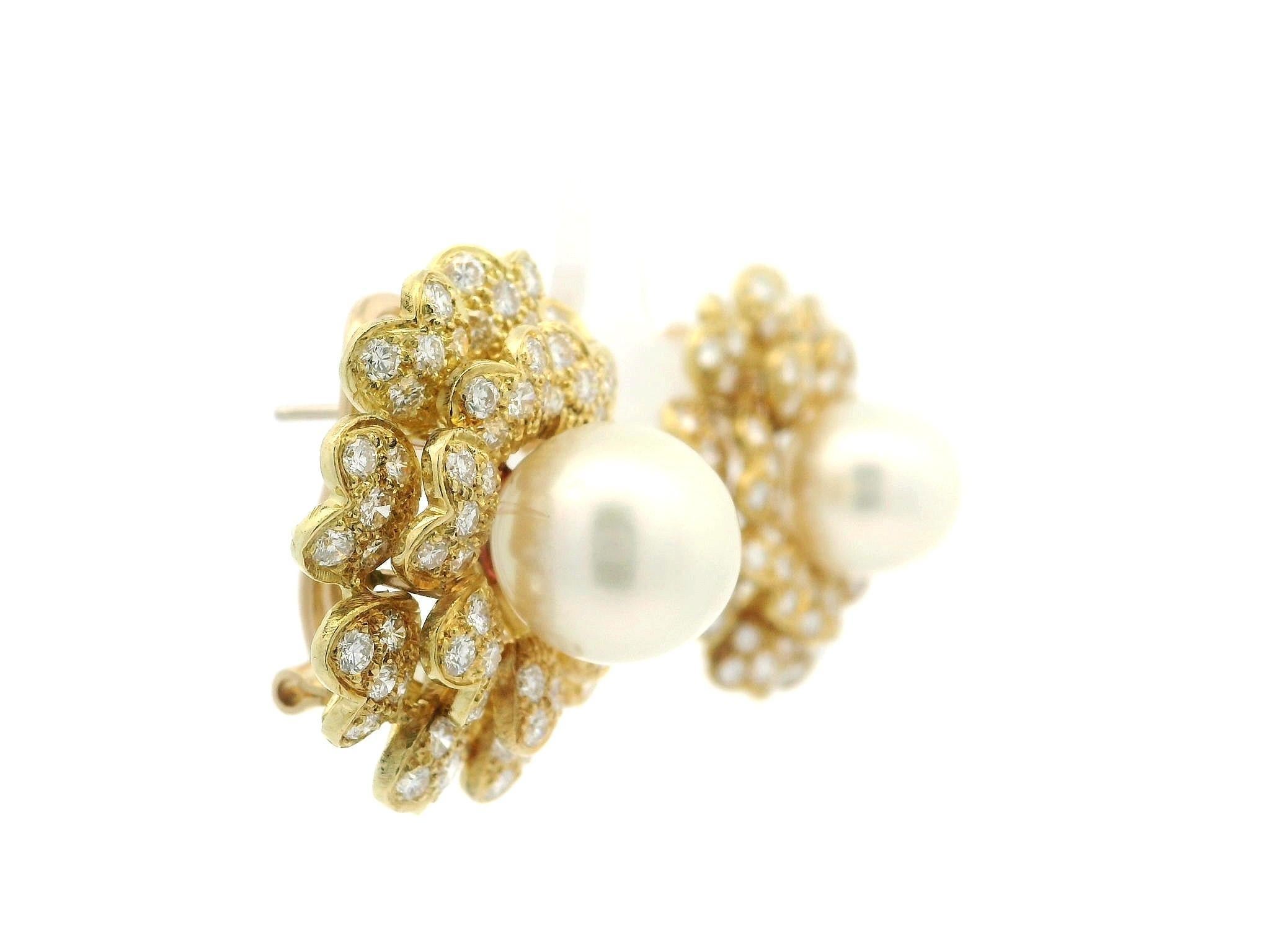 Boucles d'oreilles Omega en or jaune classique avec perles de 11,2 mm et diamants de 5ctw en forme de fleurs superposées en vente 3