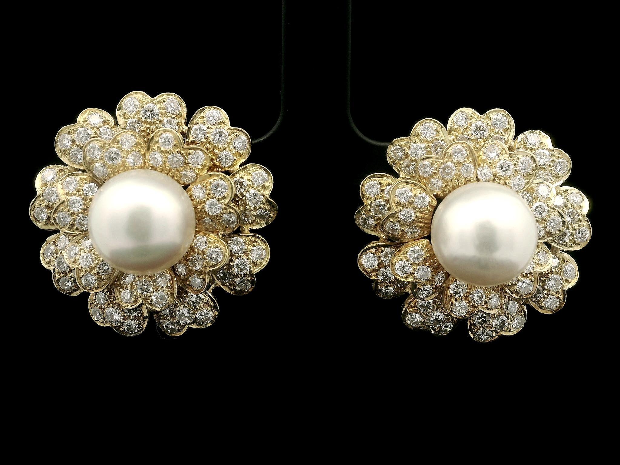 Boucles d'oreilles Omega en or jaune classique avec perles de 11,2 mm et diamants de 5ctw en forme de fleurs superposées en vente 4