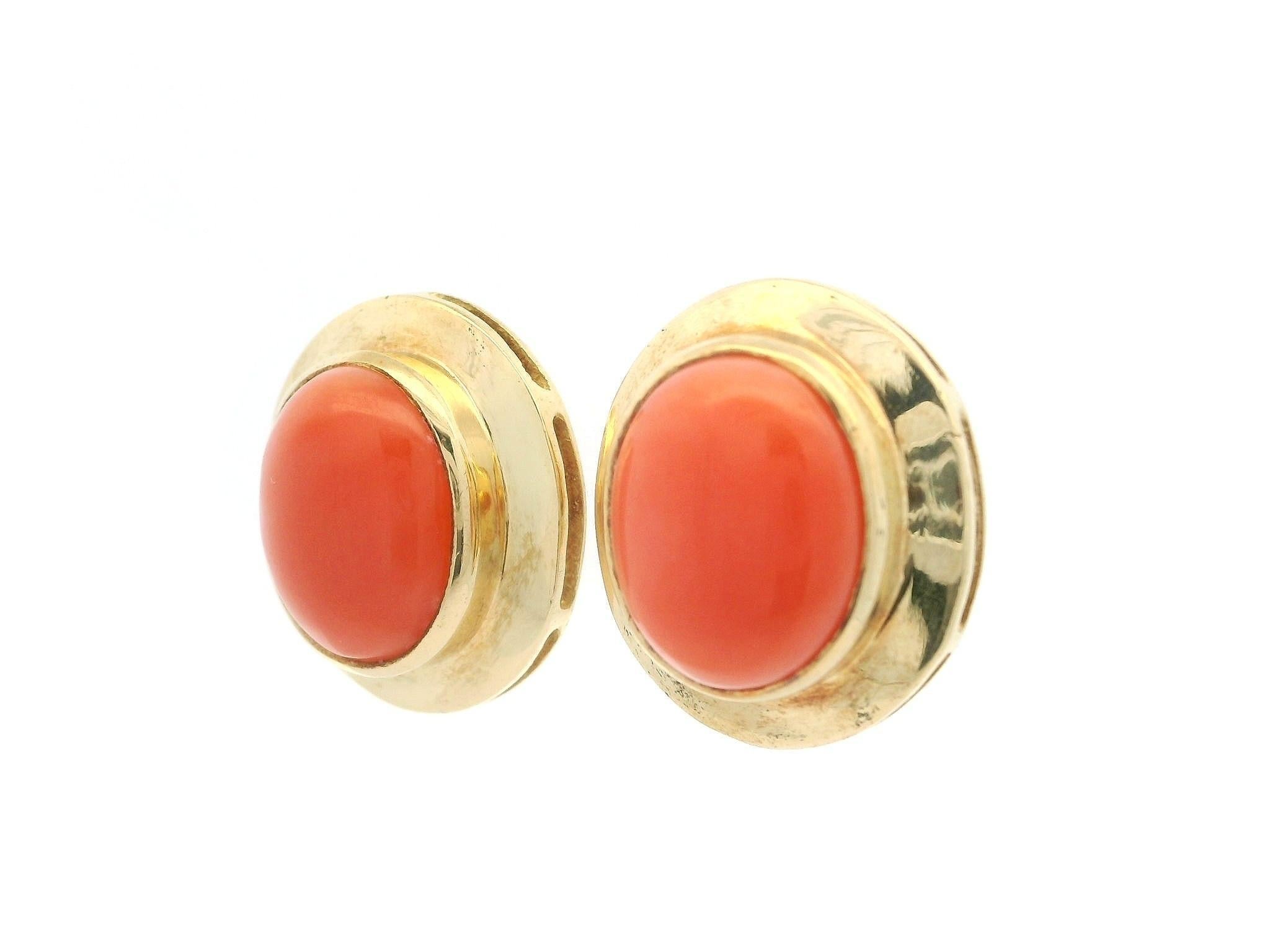 Pendientes clásicos de oro amarillo con botón de coral salmón de 11,8x9,7 mm de cabujón ovalado Cabujón en venta