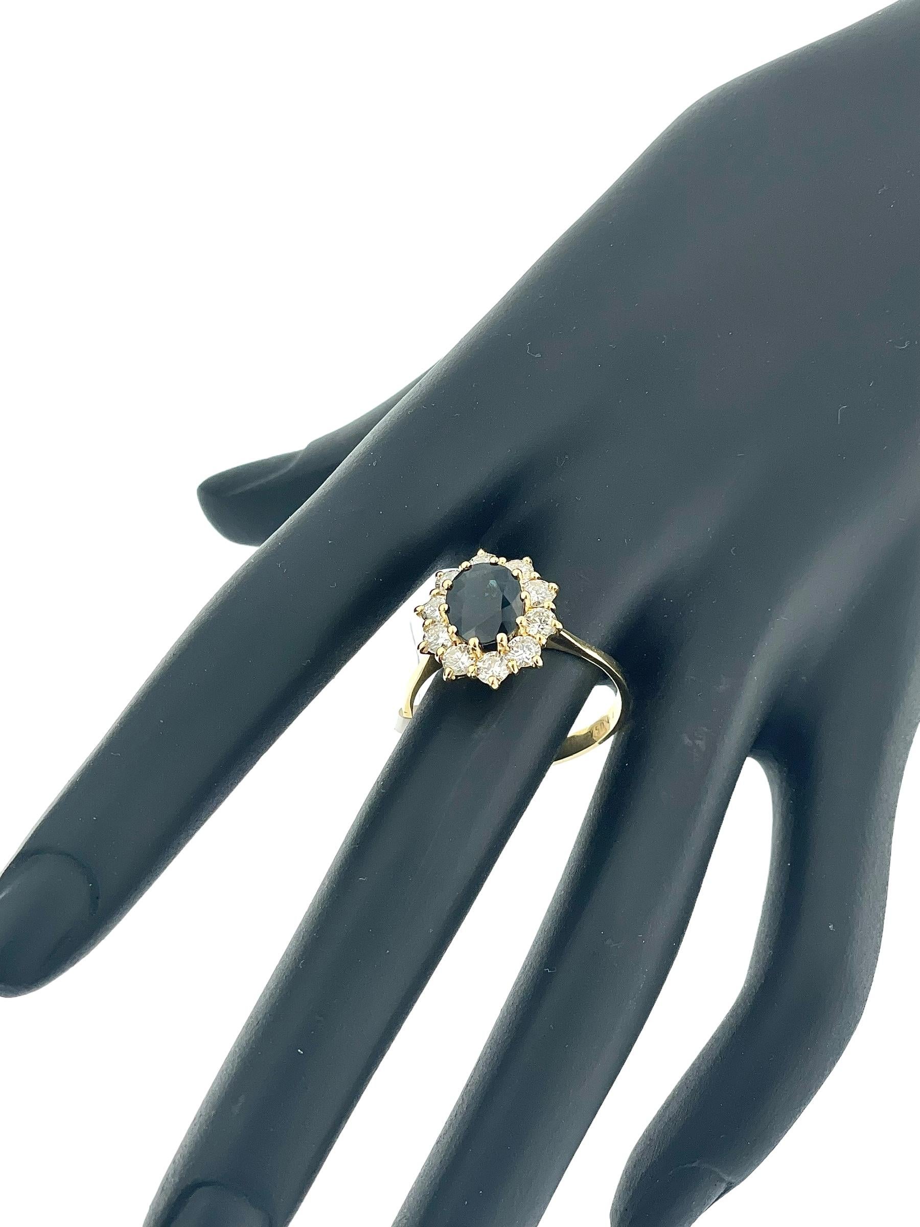 La bague cocktail classique en or jaune avec saphir et diamants est une pièce exquise qui respire l'élégance et la sophistication intemporelles. Réalisée en luxueux or jaune 18 carats, cette bague présente un design qui allie harmonieusement un