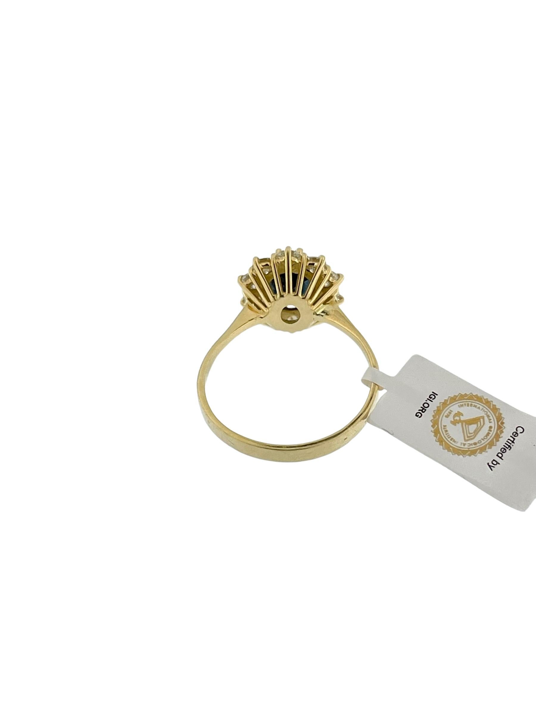 Moderne Bague cocktail classique en or jaune avec saphir et diamants IGI Certified en vente