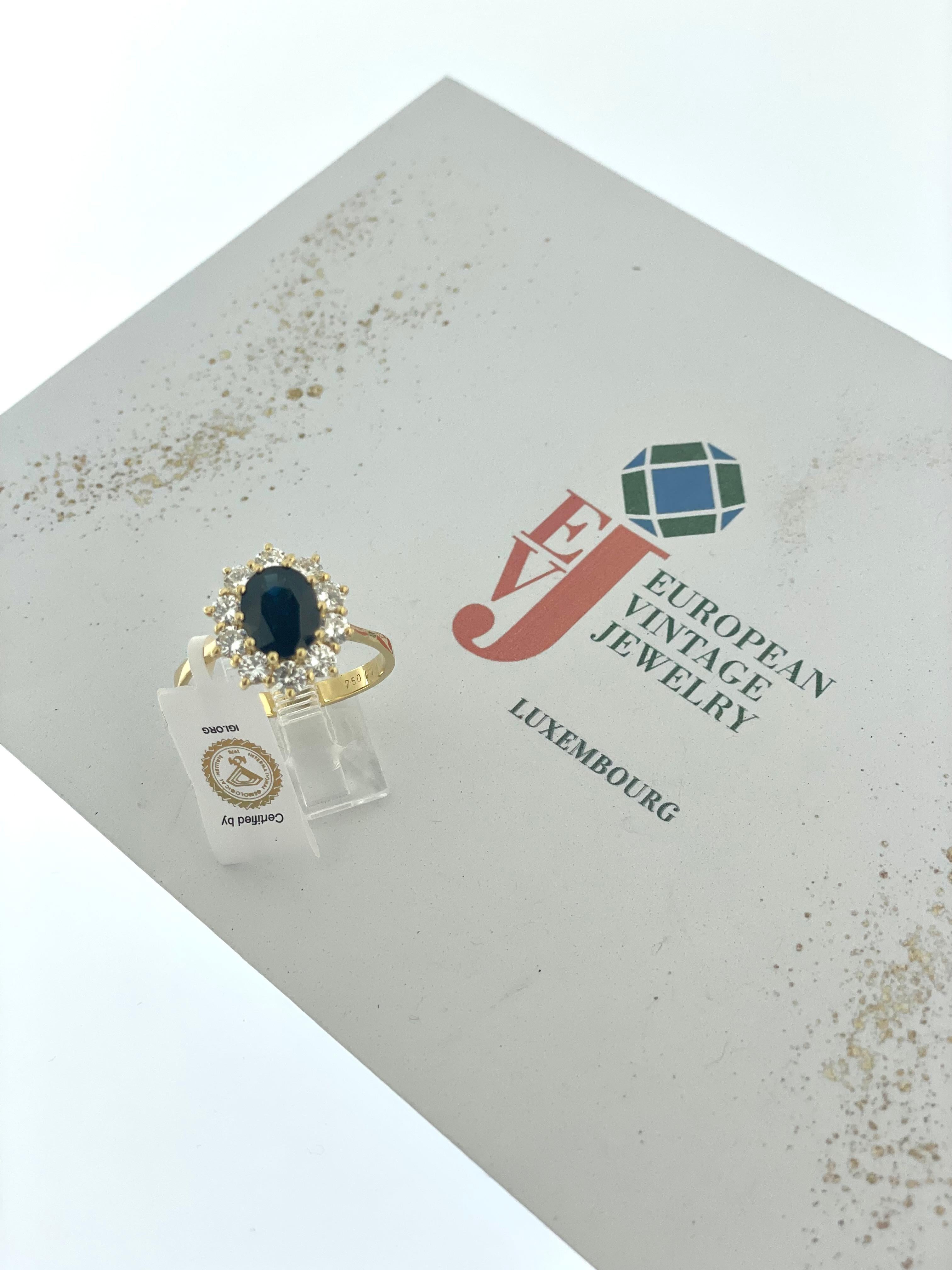 Bague cocktail classique en or jaune avec saphir et diamants IGI Certified en vente 1