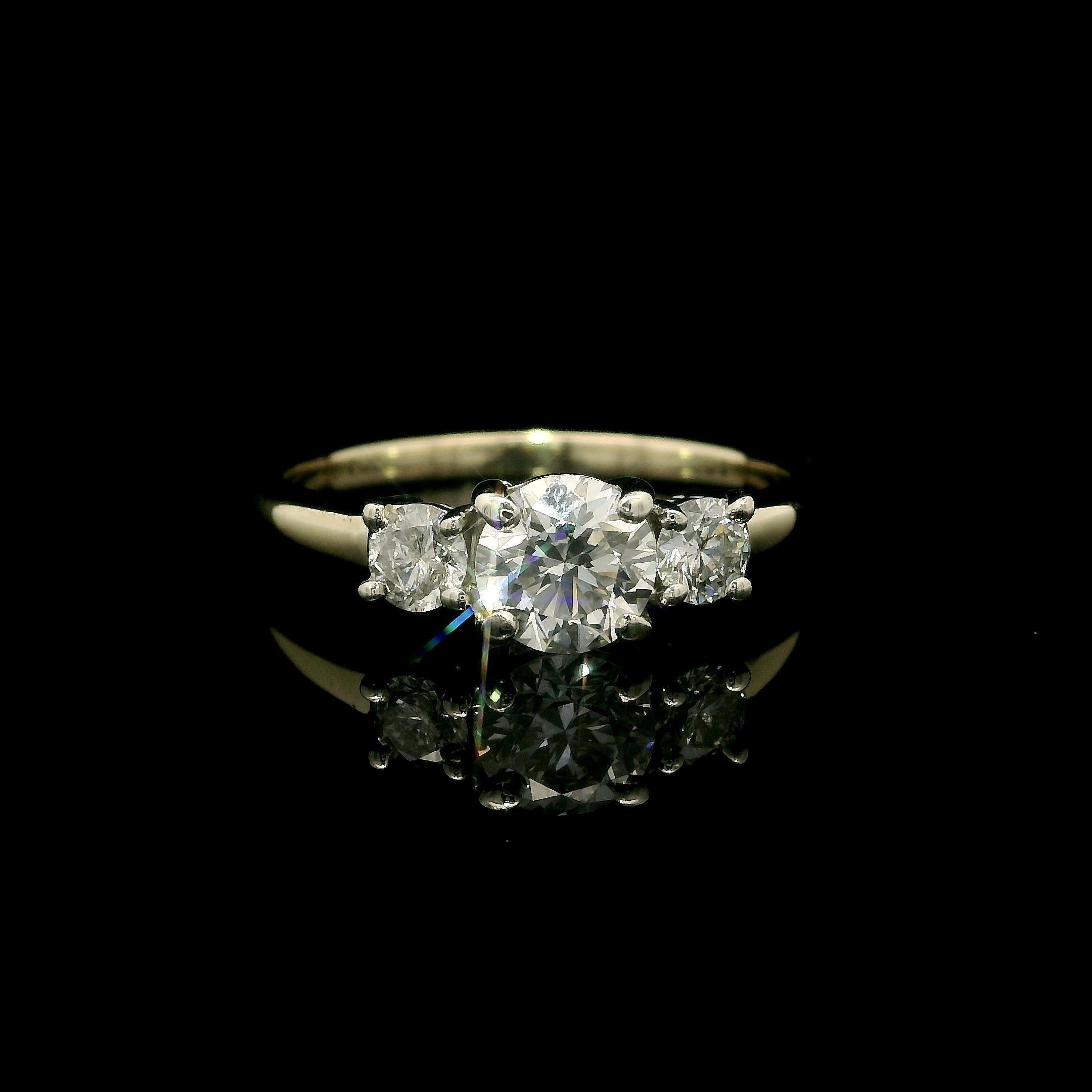 Anello promessa di fidanzamento classico in oro giallo e bianco con 3 pietre e diamanti da 0,96 carati in vendita 5