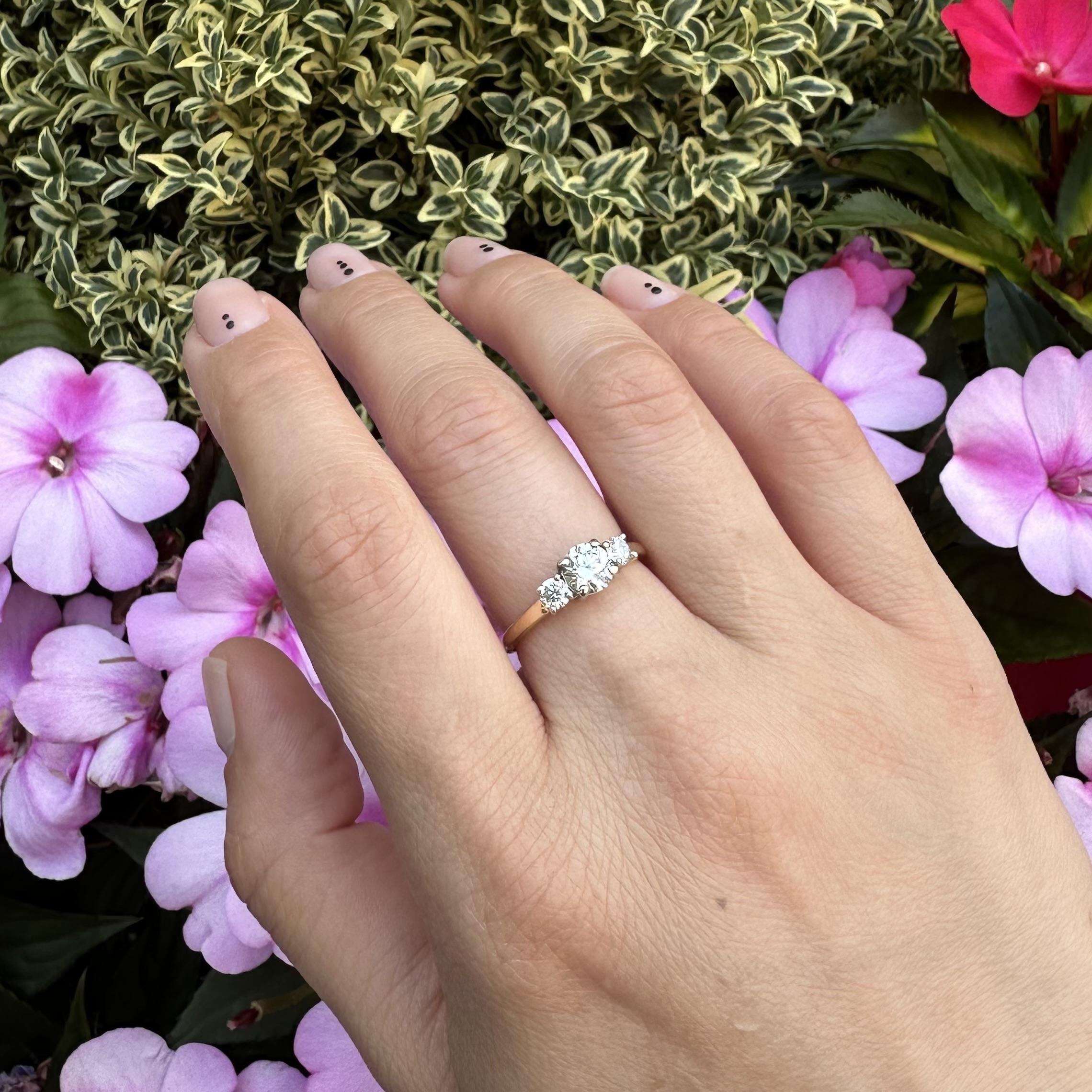 Anello promessa di fidanzamento classico in oro giallo e bianco con 3 pietre e diamanti da 0,96 carati in vendita 6