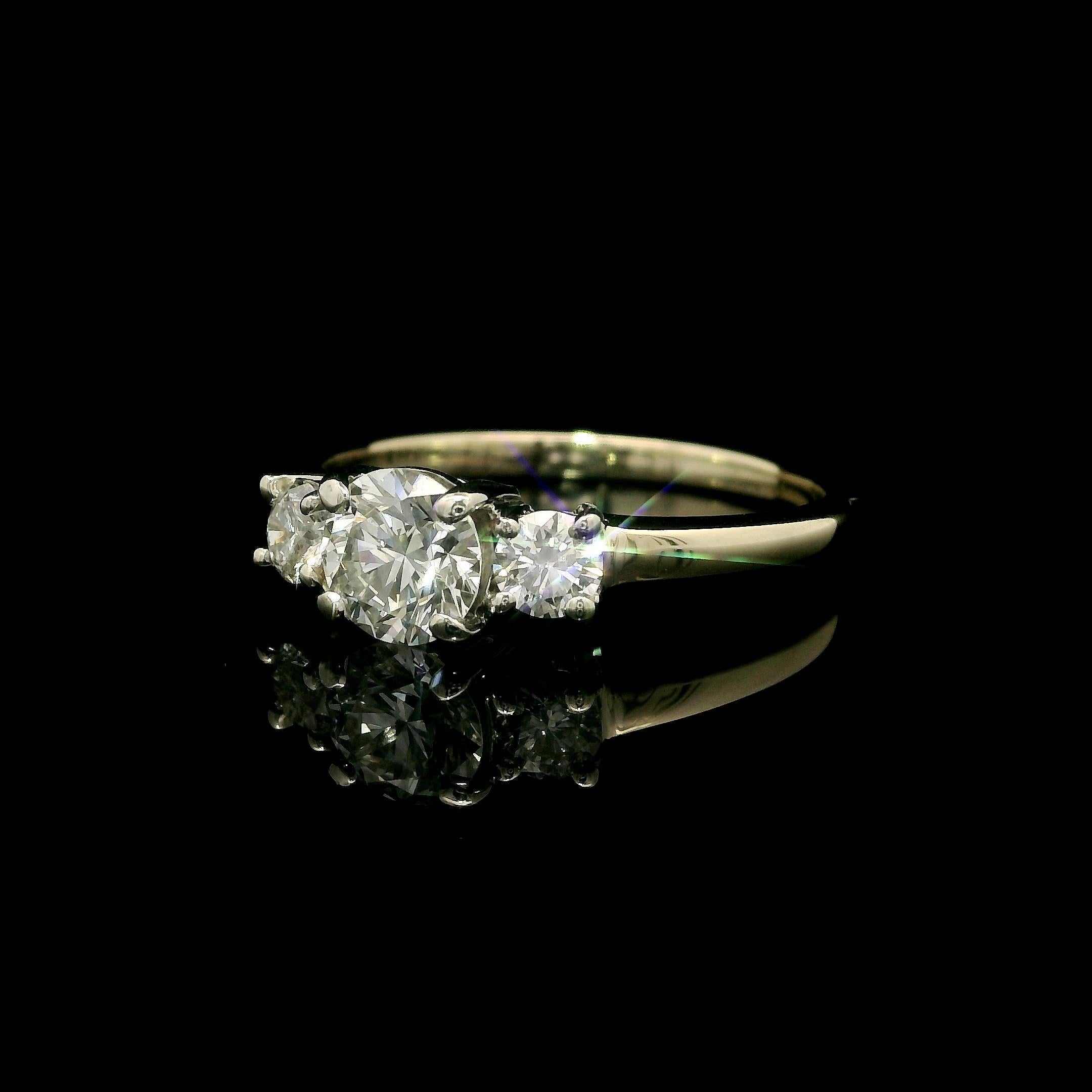 Taglio brillante Anello promessa di fidanzamento classico in oro giallo e bianco con 3 pietre e diamanti da 0,96 carati in vendita