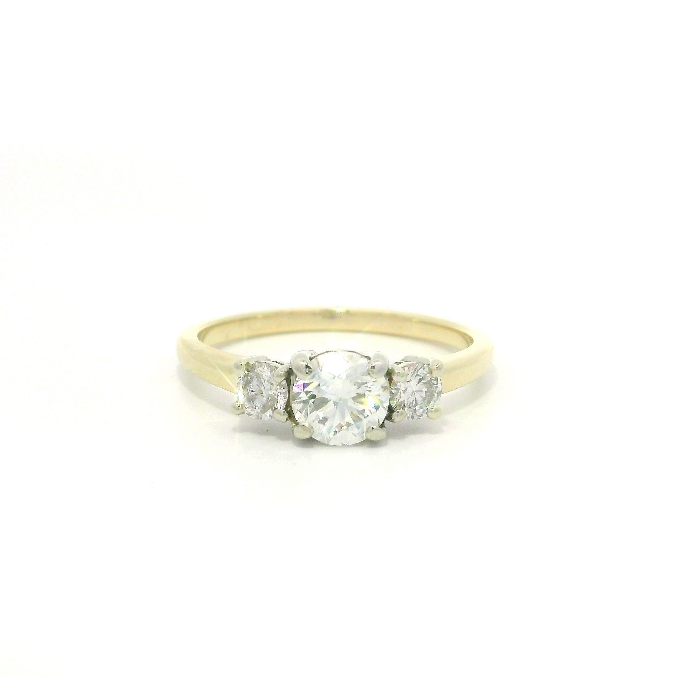 Anello promessa di fidanzamento classico in oro giallo e bianco con 3 pietre e diamanti da 0,96 carati In condizioni ottime in vendita a Montclair, NJ