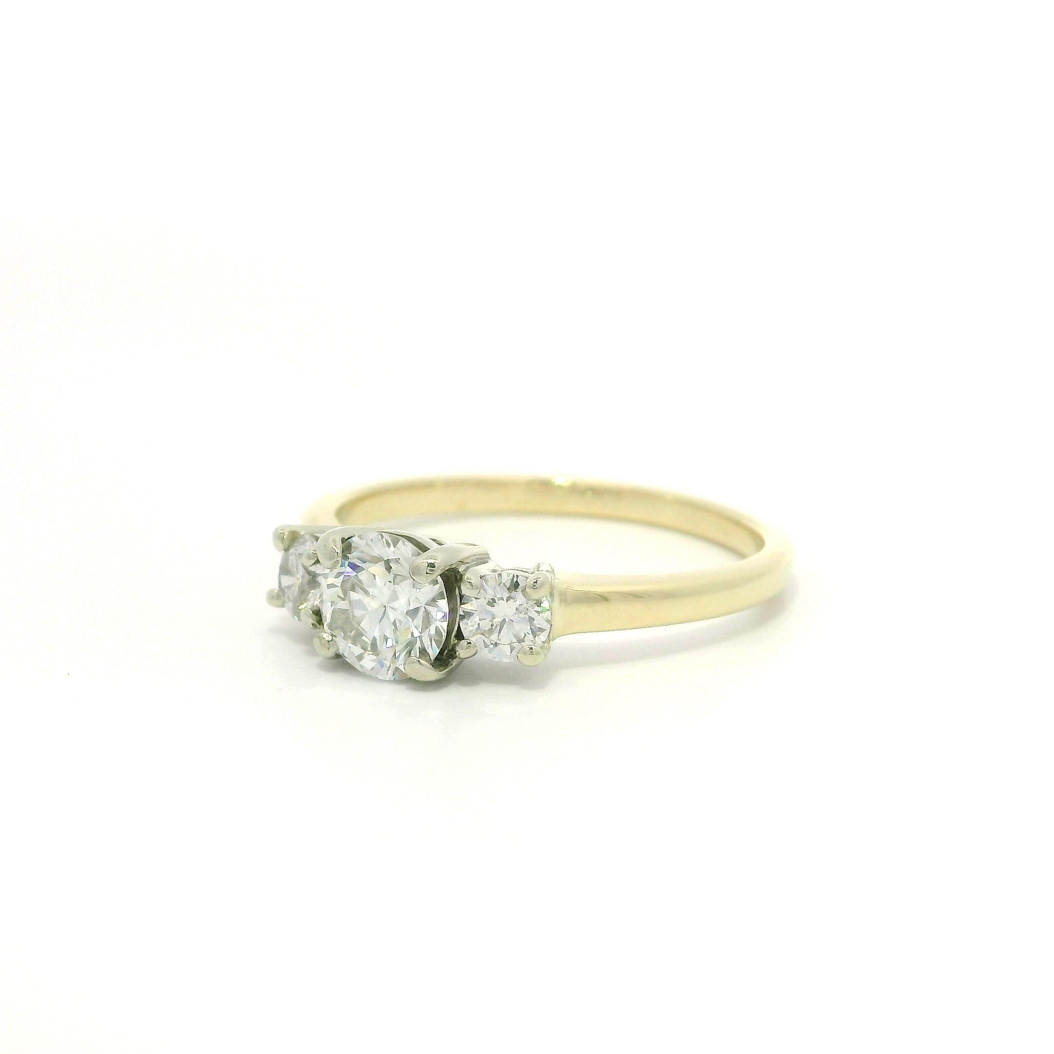 Anello promessa di fidanzamento classico in oro giallo e bianco con 3 pietre e diamanti da 0,96 carati in vendita 1