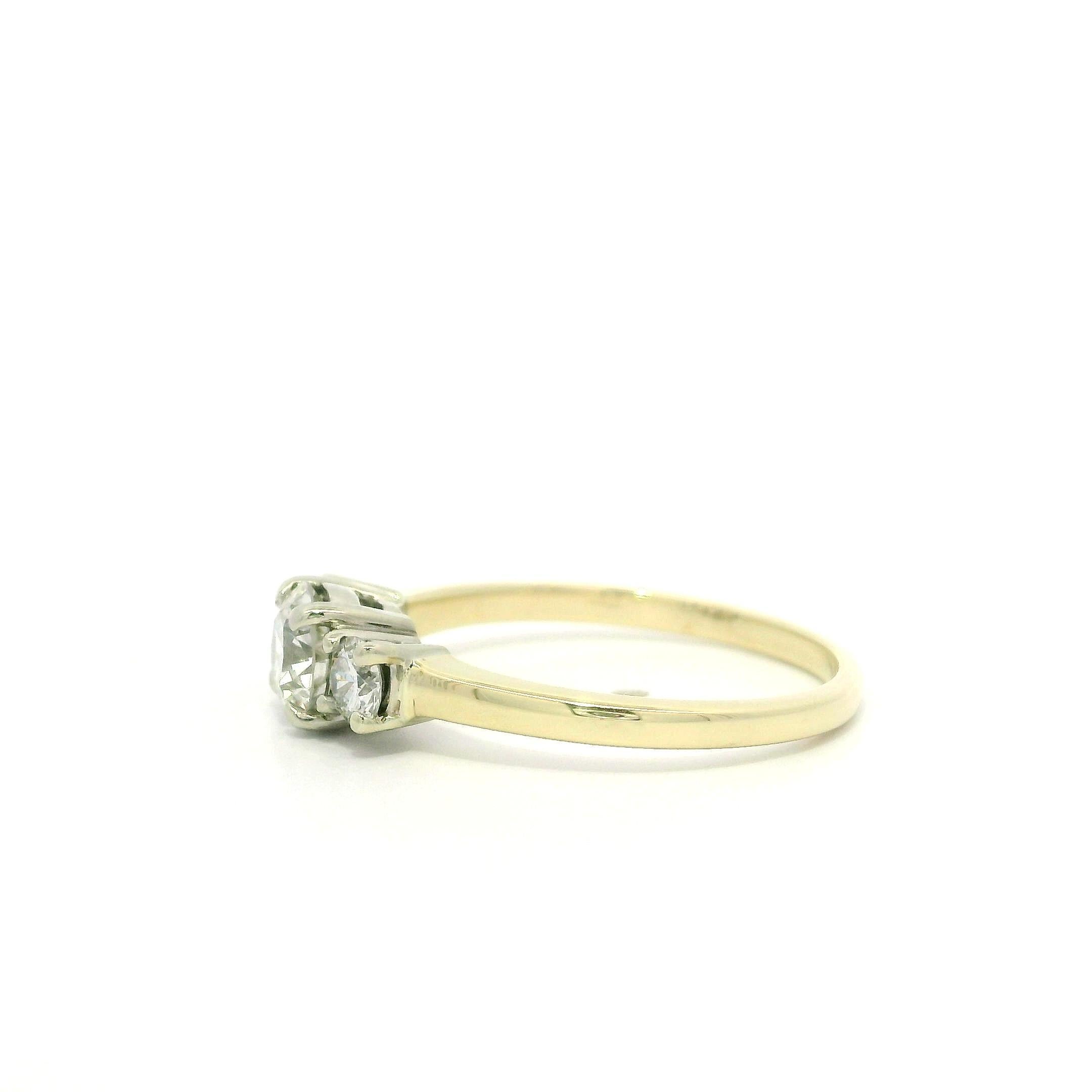 Anello promessa di fidanzamento classico in oro giallo e bianco con 3 pietre e diamanti da 0,96 carati in vendita 2
