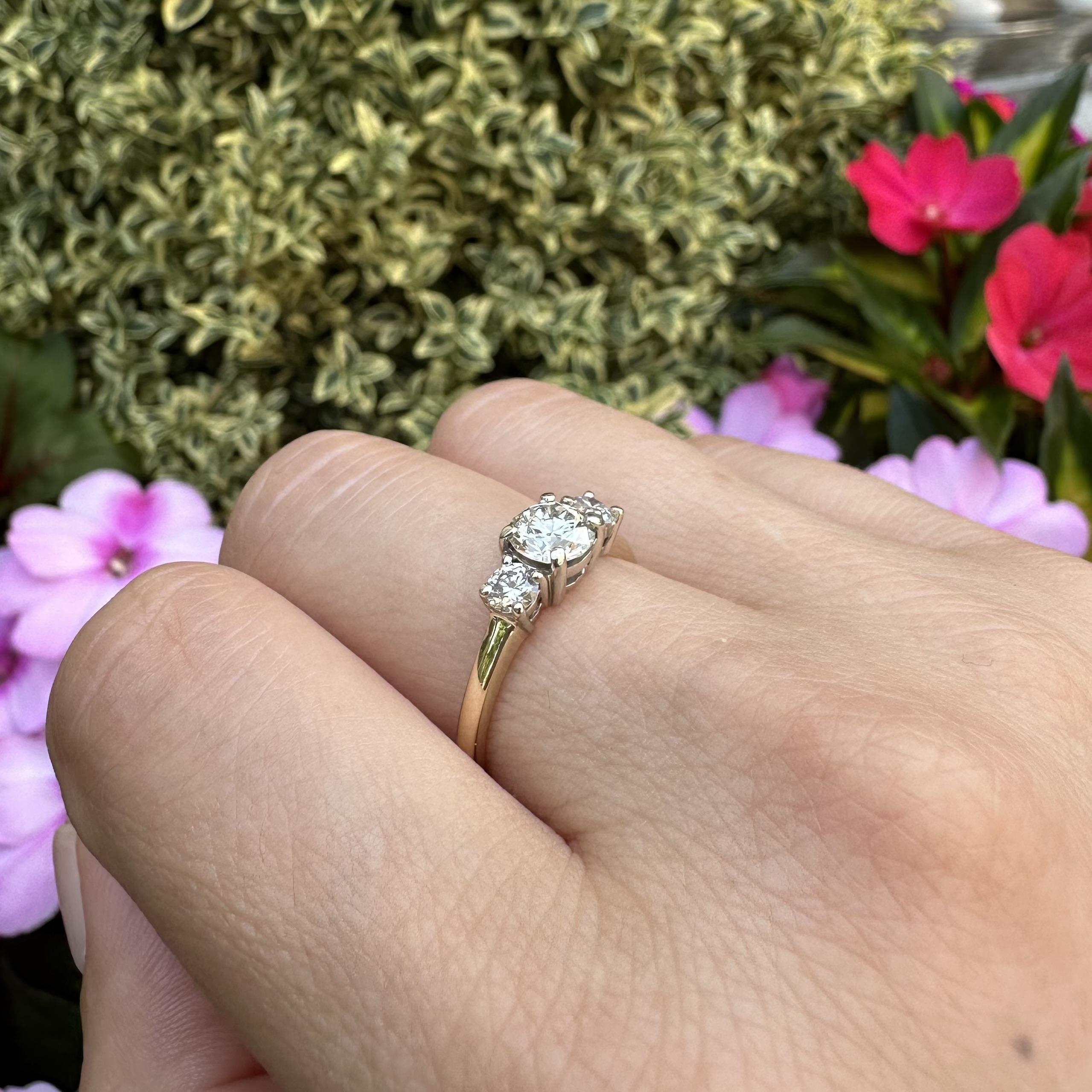 Anello promessa di fidanzamento classico in oro giallo e bianco con 3 pietre e diamanti da 0,96 carati in vendita 4