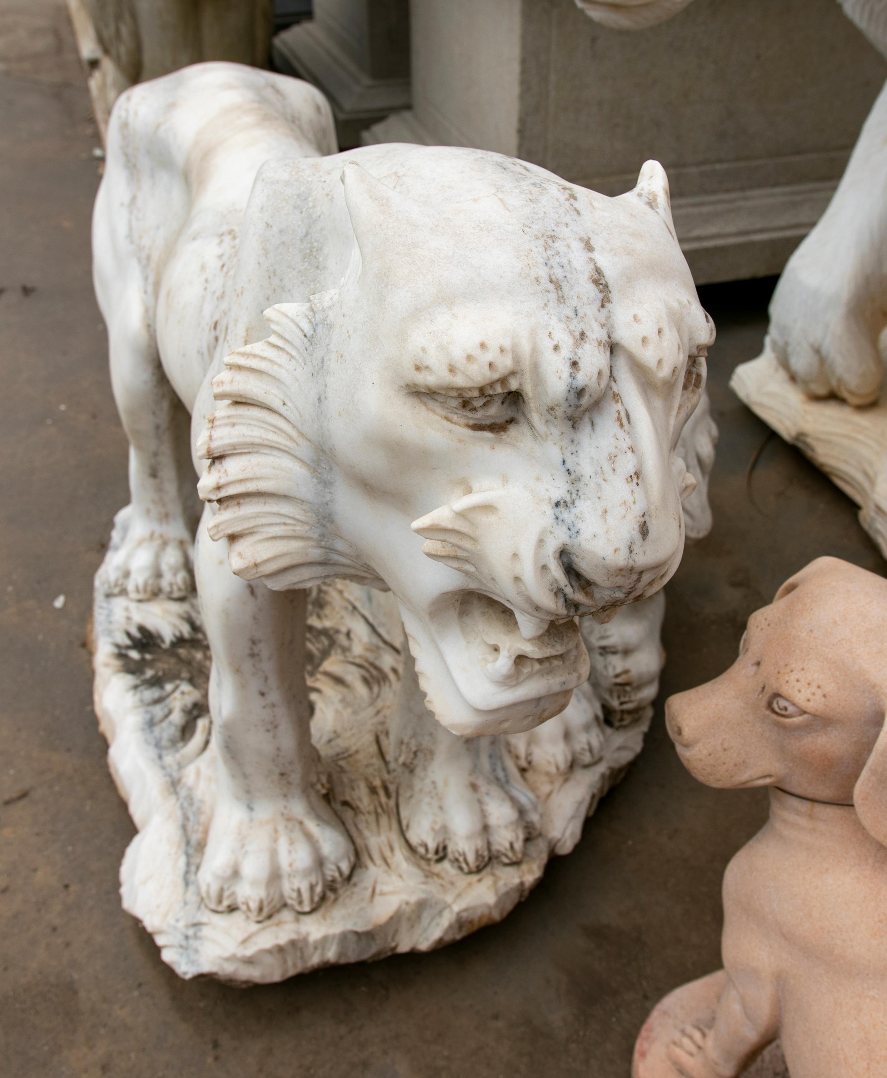 Spagnolo Scultura classica in marmo bianco Macael intagliata a mano degli anni '90 in Spagna con due tigri in vendita