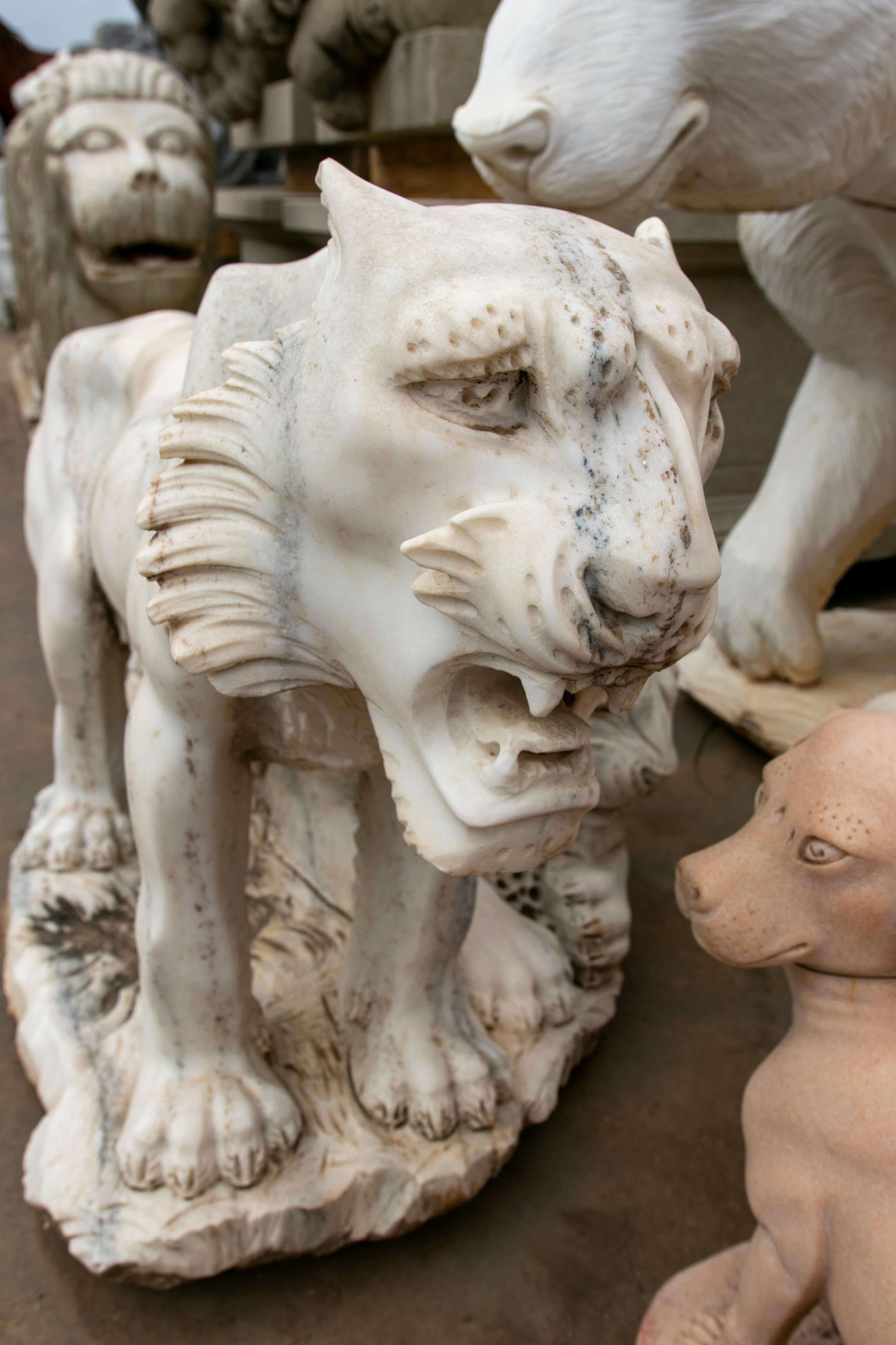 Scultura classica in marmo bianco Macael intagliata a mano degli anni '90 in Spagna con due tigri In condizioni buone in vendita a Marbella, ES