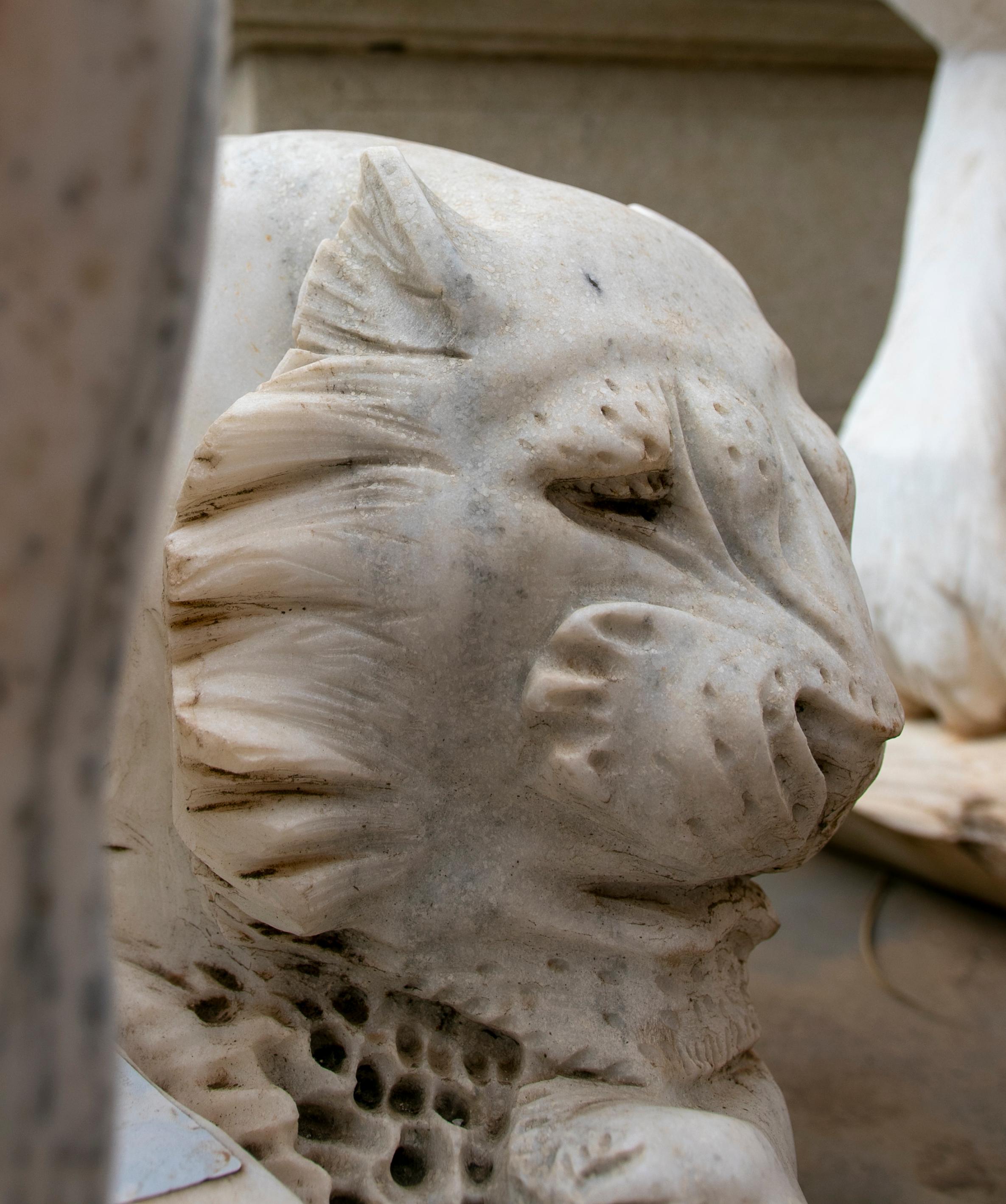 Marmo Scultura classica in marmo bianco Macael intagliata a mano degli anni '90 in Spagna con due tigri in vendita