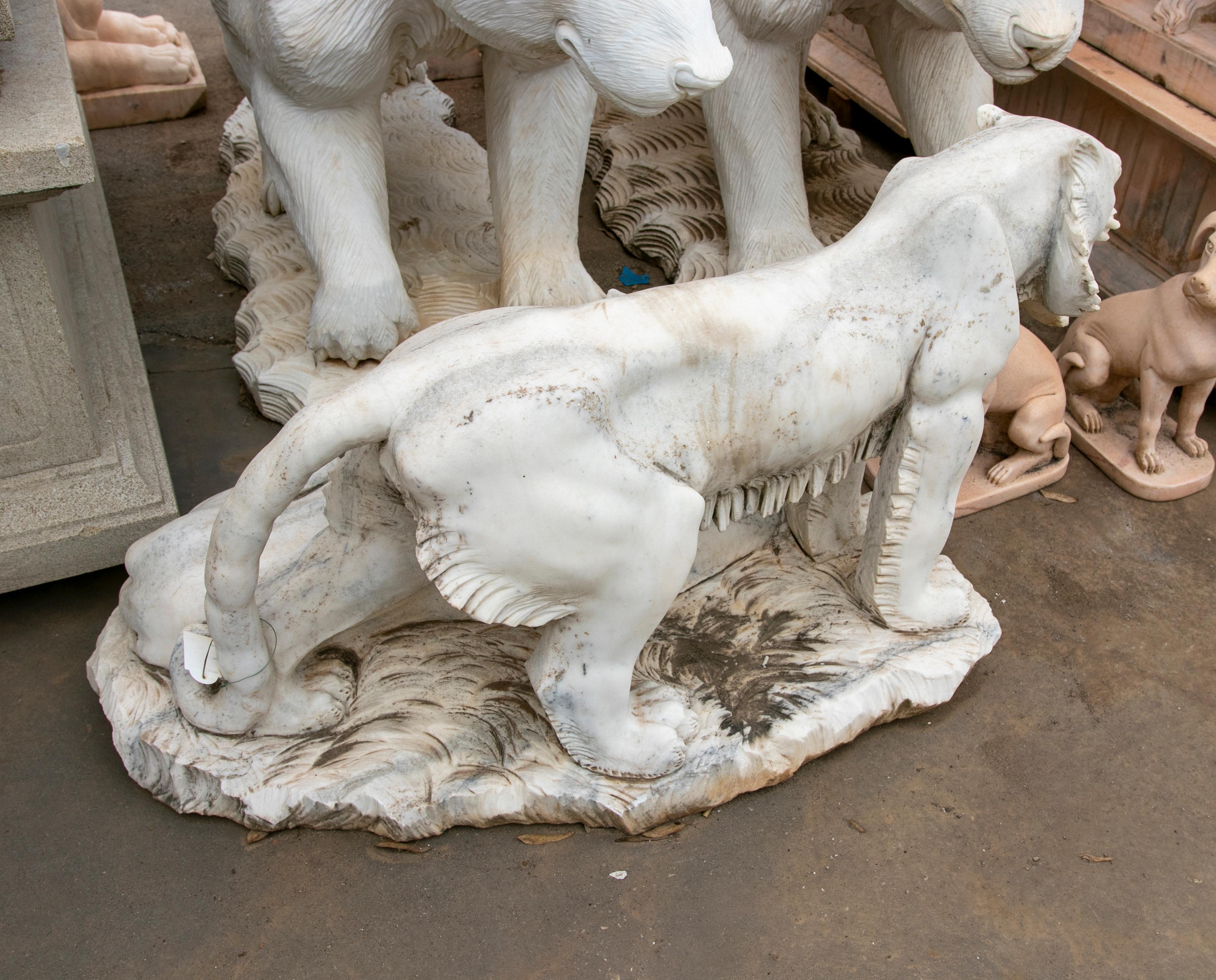 Spanische handgeschnitzte Skulptur von zwei Tigern aus weißem Makassar-Marmor aus den 1990er Jahren, spanisch im Angebot 3