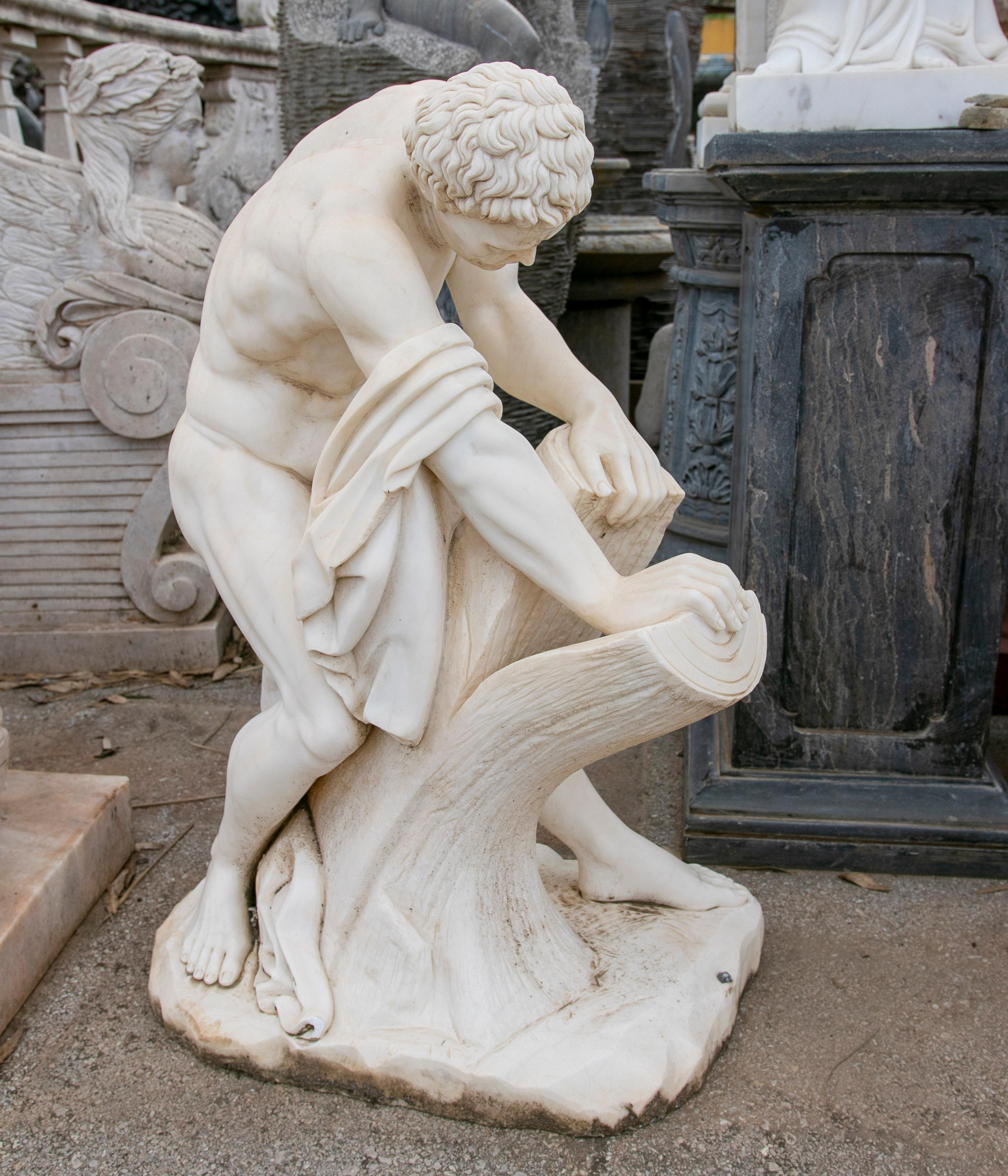 Statue classique espagnole des années 1990 en marbre blanc de Carrare sculptée à la main, représentant le MIlos de Croton d'après Edme Dumont, 1769, dont l'original est visible au musée du Louvre. Il fut l'un des plus illustres lutteurs olympiques