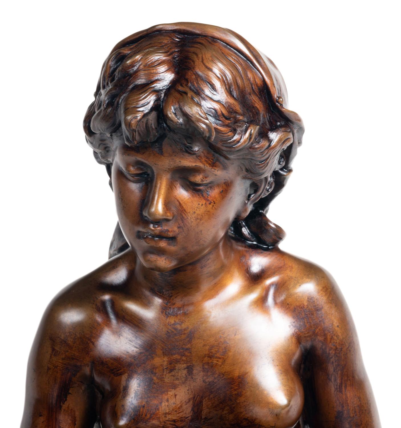 Un'incantevole statua classica in bronzo patinato del XIX secolo raffigurante una fanciulla semiseduta che dà da bere a un giovane cherubino. 

 
