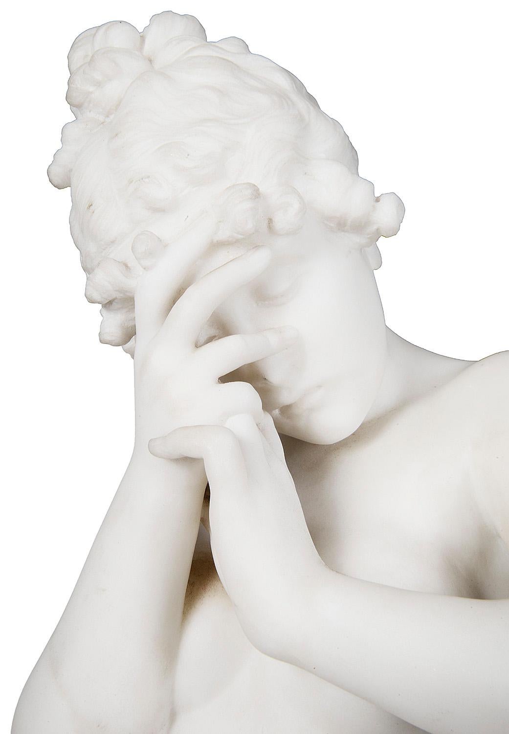 Bezaubernde italienische Carrera-Marmorstatue eines jungen nackten Mädchens aus dem 19. Jahrhundert, das in einer entmutigen Pose neben einer gebrochenen Vase steht.
 