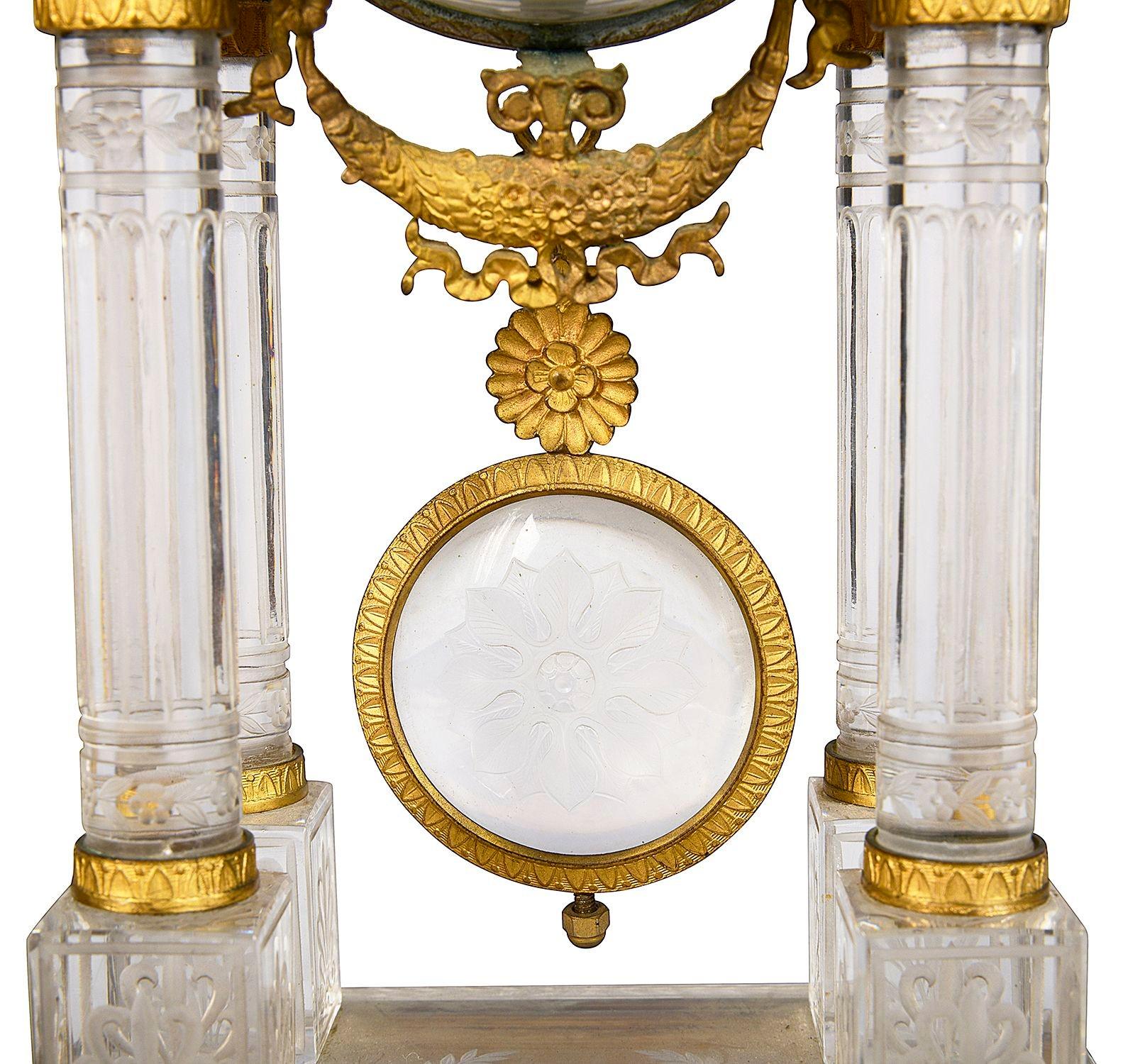 Klassische französische Kaminuhr aus Kristall + Goldbronze aus dem 19. Jahrhundert im Angebot 1