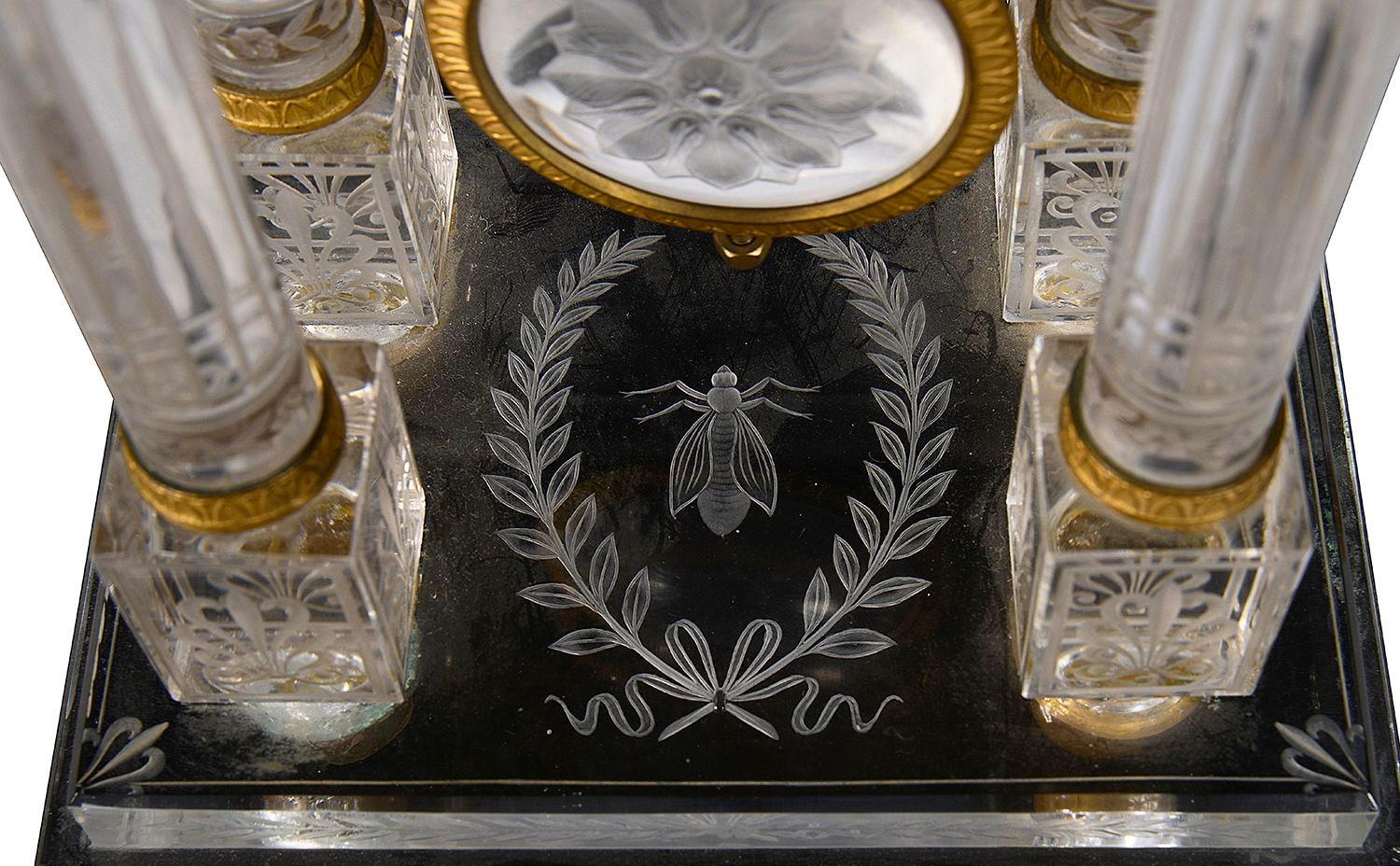 Klassische französische Kaminuhr aus Kristall + Goldbronze aus dem 19. Jahrhundert im Angebot 2