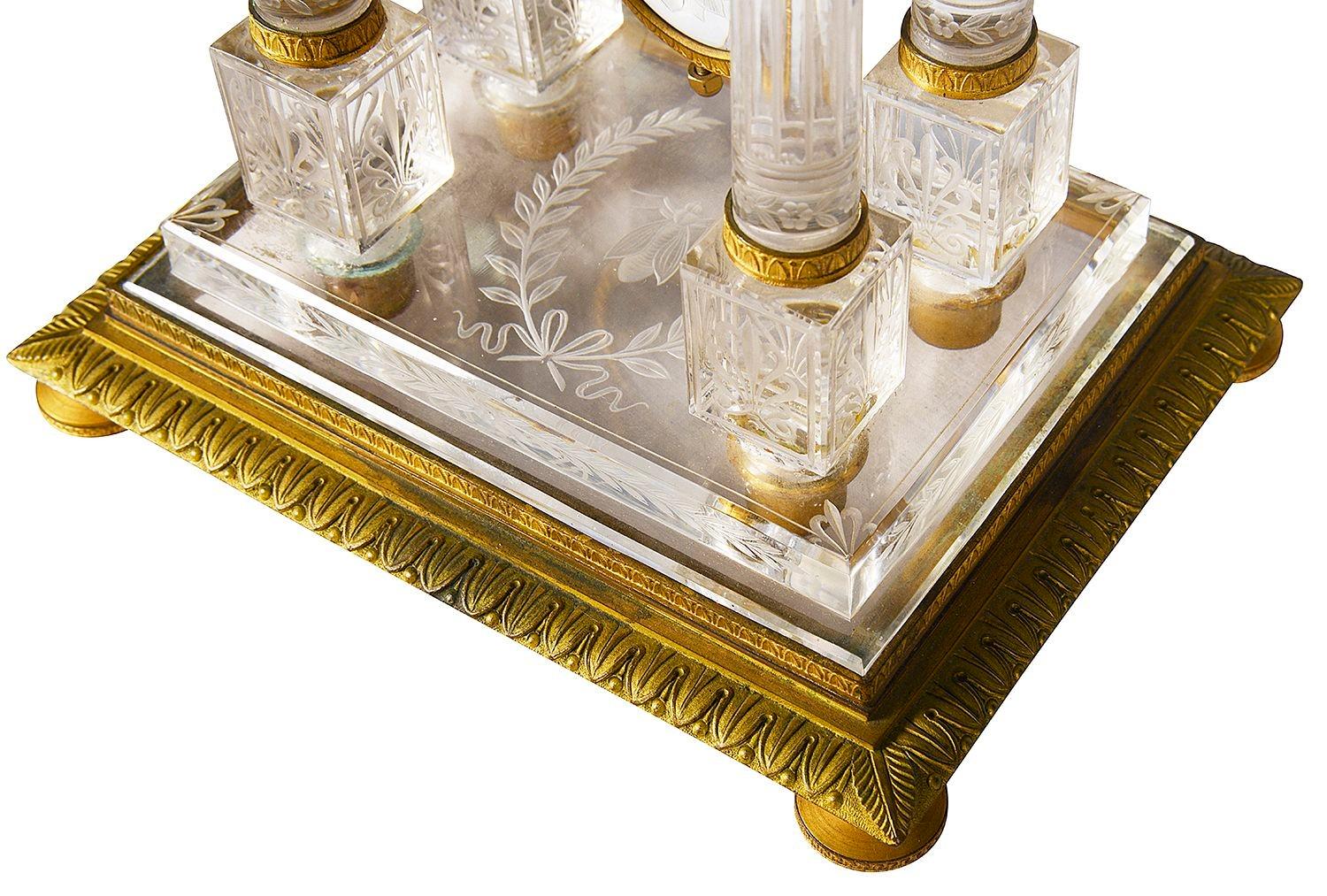Klassische französische Kaminuhr aus Kristall + Goldbronze aus dem 19. Jahrhundert im Angebot 3